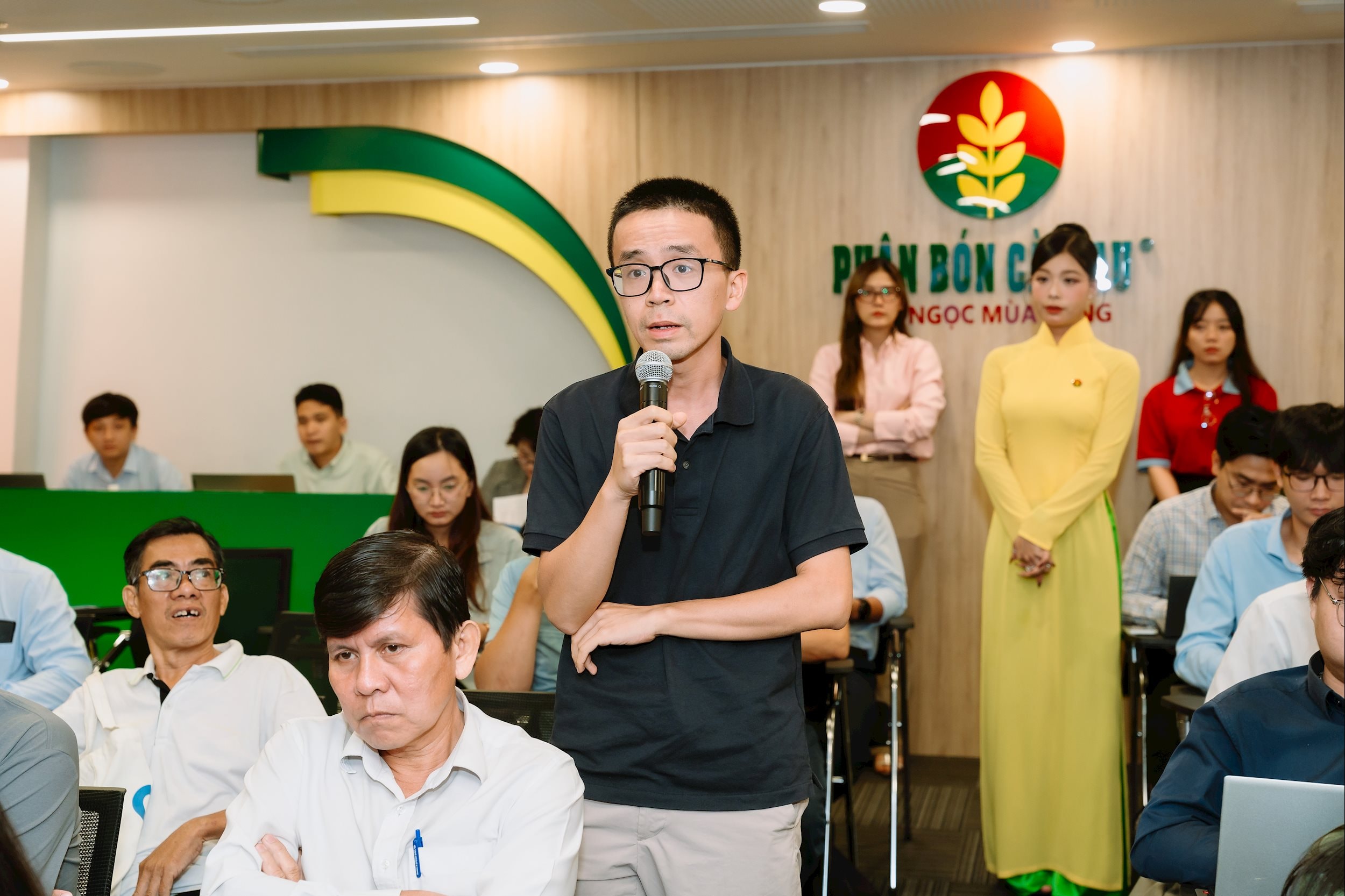 Cổ đông nêu ý kiến, chia sẻ thắc mắc về tình hình sản xuất - kinh doanh và định hướng phát triển của PVCFC.