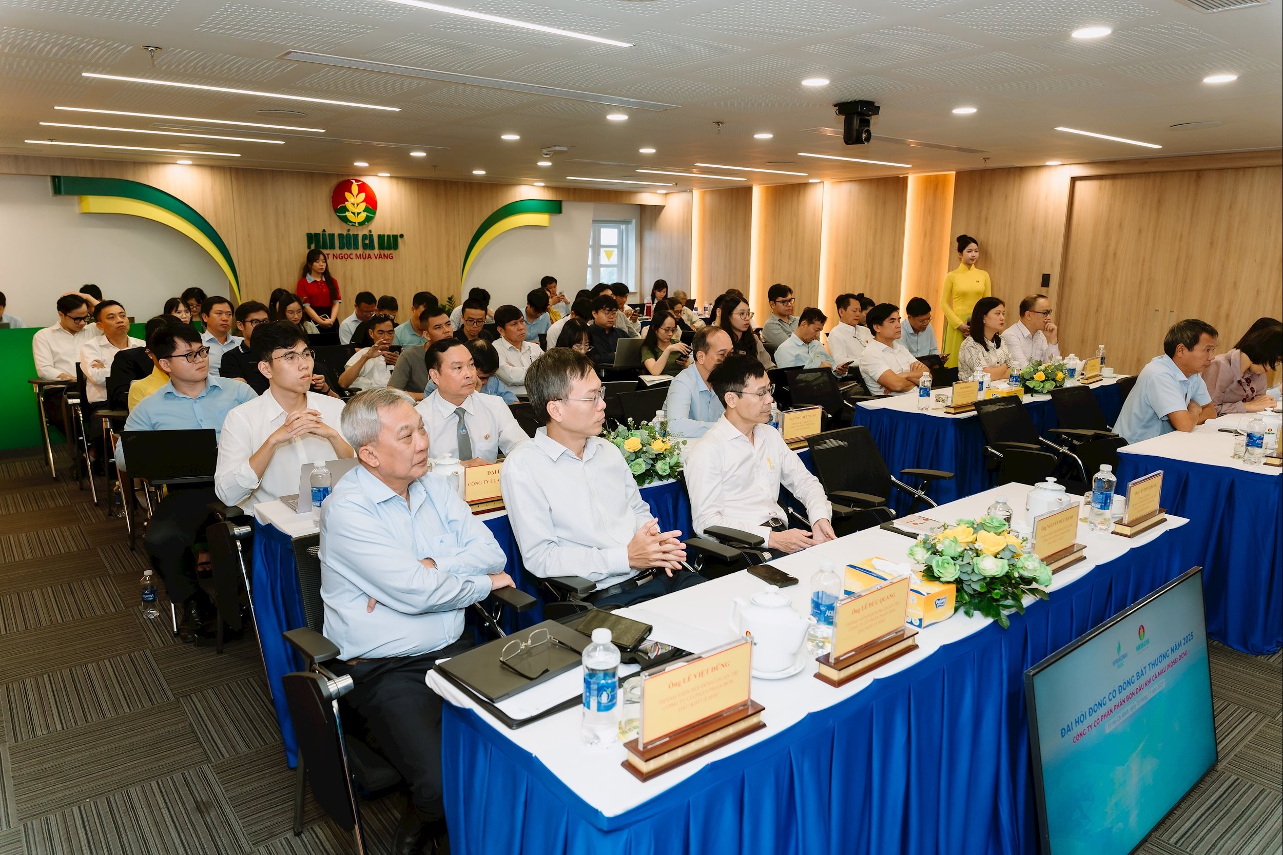 Đông đảo cổ đông tham dự Đại hội, thể hiện sự quan tâm và đồng hành cùng PVCFC.