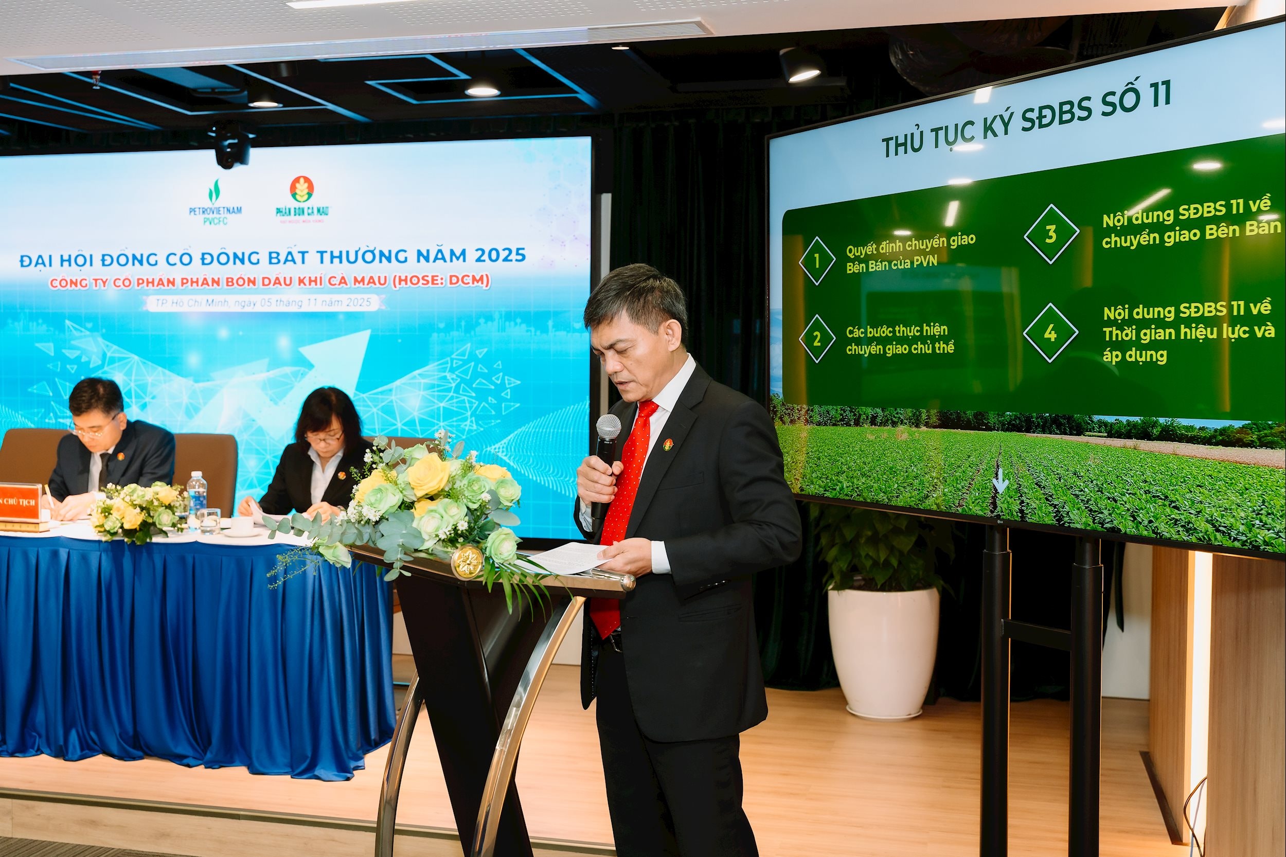 Tổng Giám đốc Văn Tiến Thanh trình bày các nội dung trọng tâm của Đại hội và giải đáp câu hỏi của cổ đông.