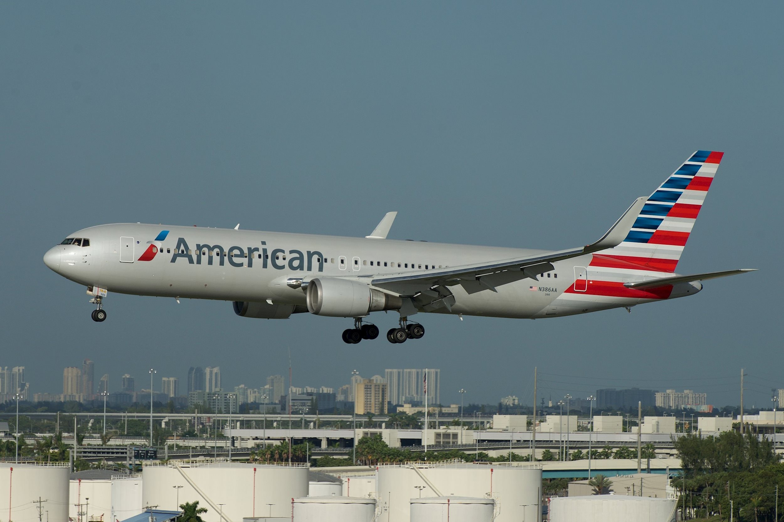 2560px-american_airlines_boeing_767-300er_n386aa_-15824909062-.jpg