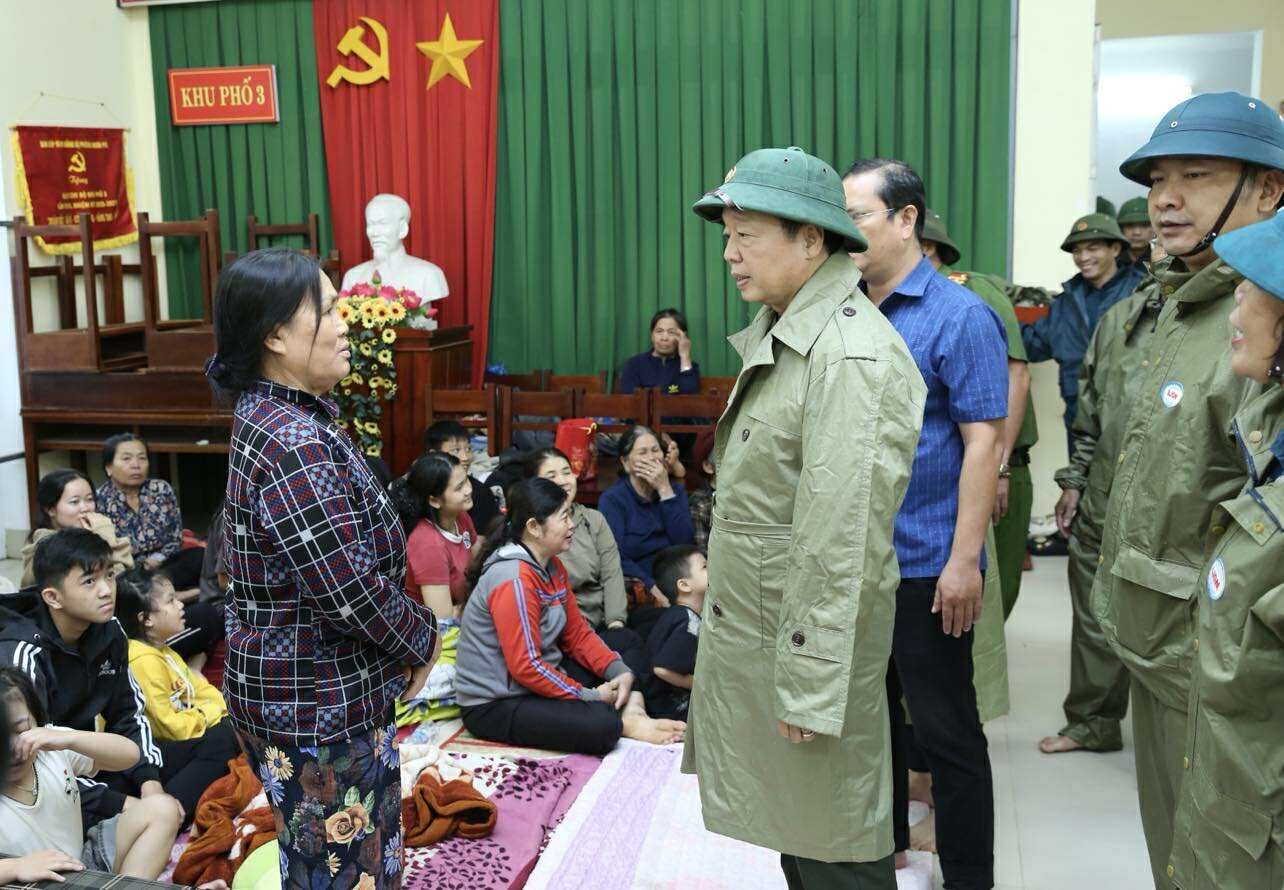 Phó Thủ tướng Trần Hồng Hà kiểm tra, rà soát công tác ứng phó ngay trước khi bão số 13 đổ bộ- Ảnh 2.