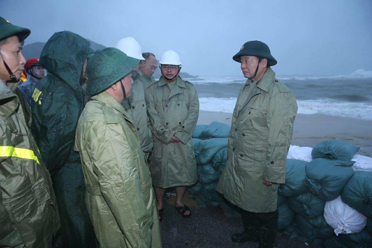 Phó Thủ tướng Trần Hồng Hà kiểm tra, rà soát công tác ứng phó ngay trước khi bão số 13 đổ bộ- Ảnh 7.