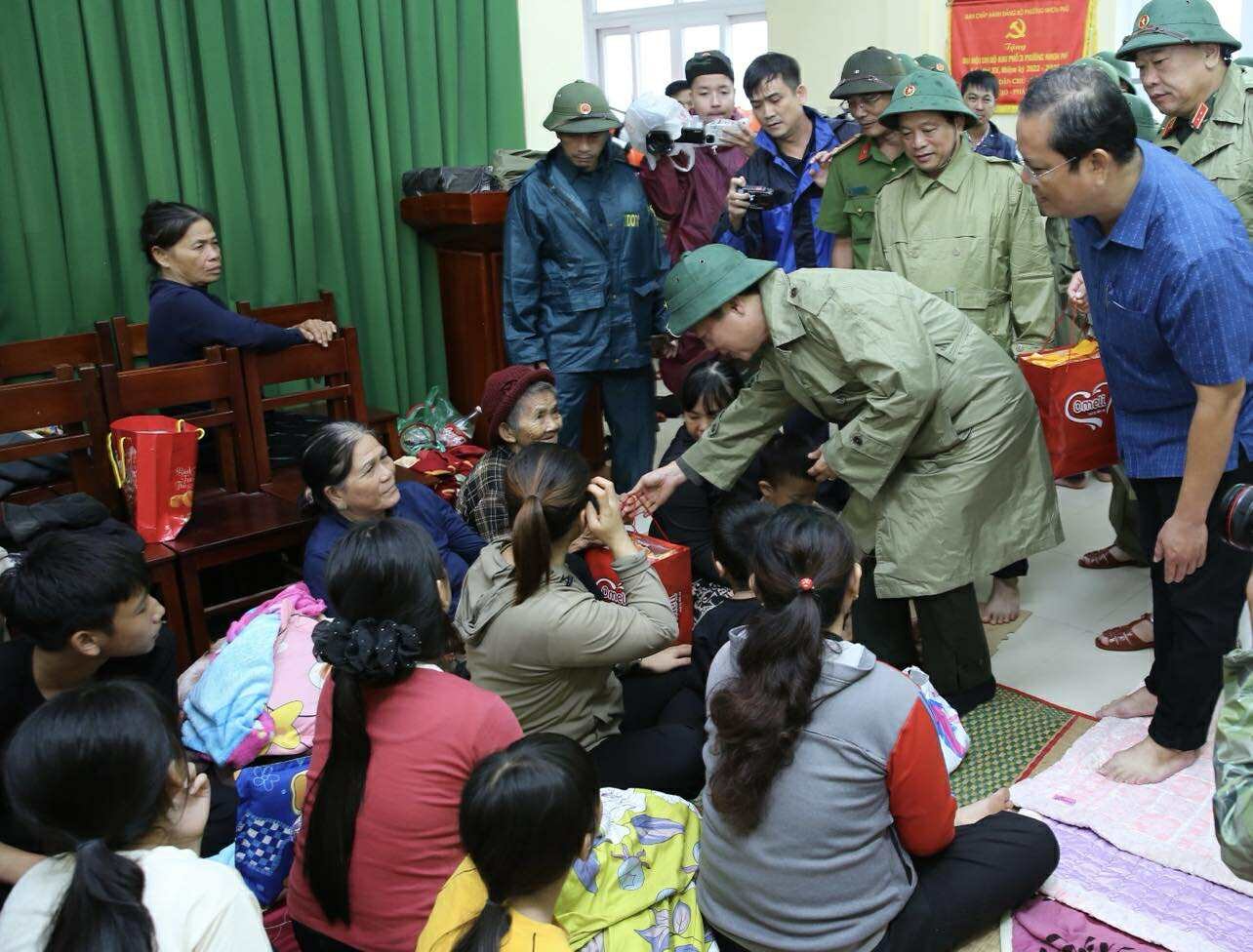 Phó Thủ tướng Trần Hồng Hà kiểm tra, rà soát công tác ứng phó ngay trước khi bão số 13 đổ bộ- Ảnh 4.