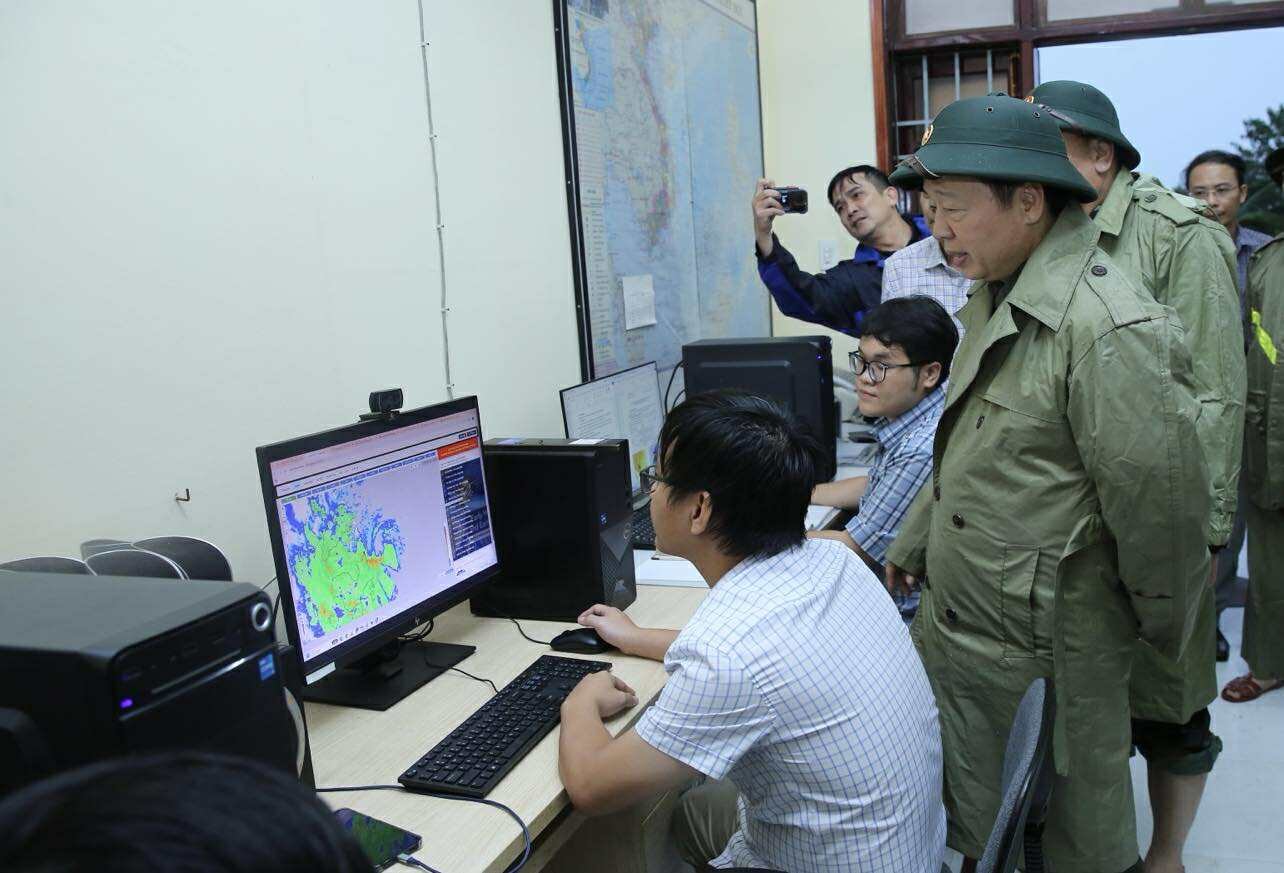 Phó Thủ tướng Trần Hồng Hà kiểm tra, rà soát công tác ứng phó ngay trước khi bão số 13 đổ bộ- Ảnh 1.