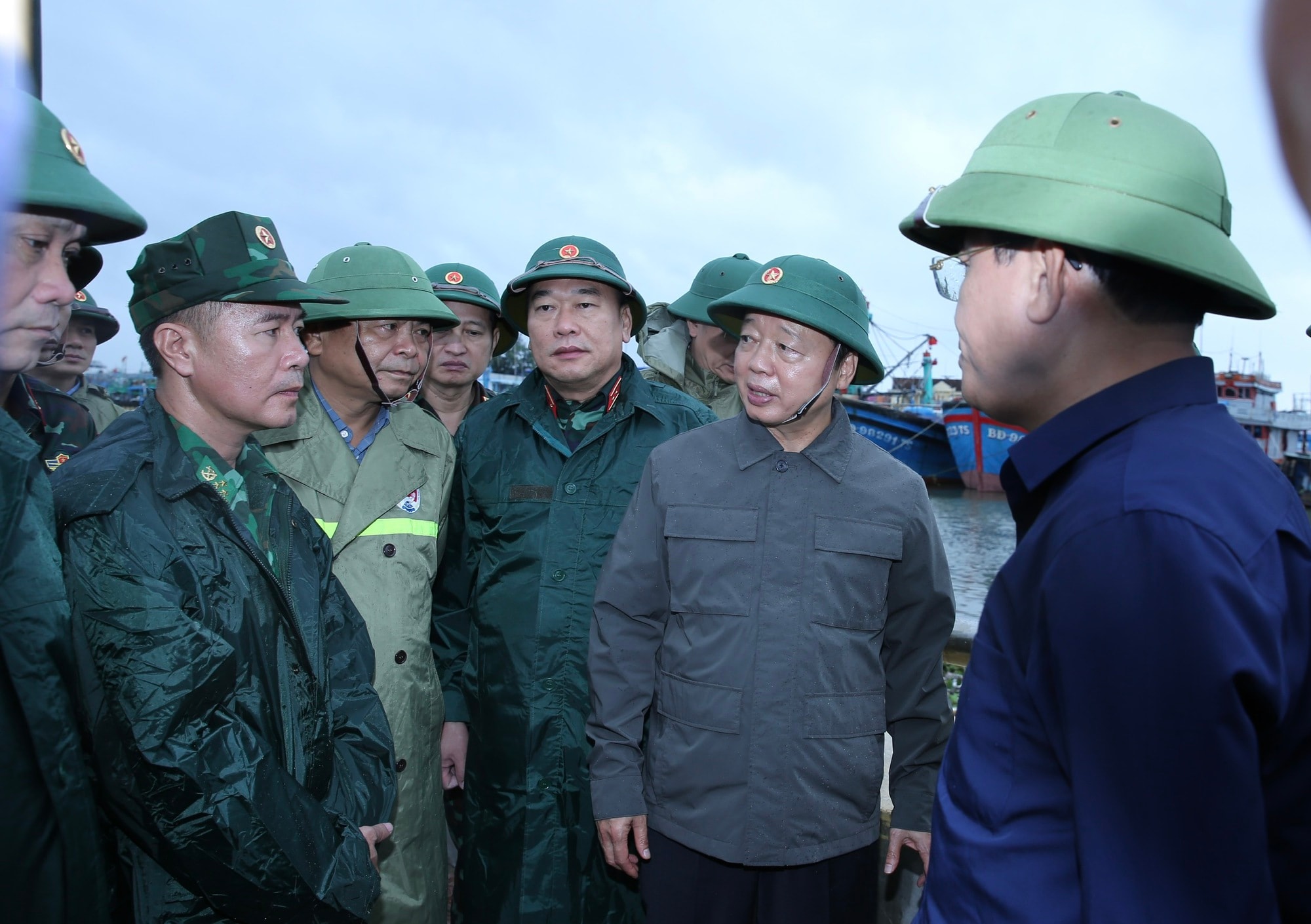 CẬP NHẬT: Phó Thủ tướng Trần Hồng Hà họp Sở Chỉ huy tiền phương triển khai ứng phó khẩn cấp cơn bão số 13- Ảnh 3.