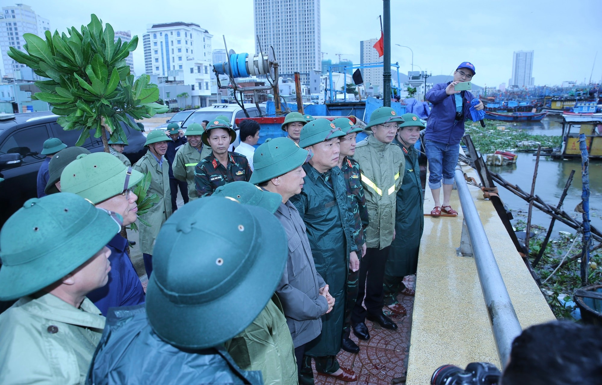 CẬP NHẬT: Phó Thủ tướng Trần Hồng Hà họp Sở Chỉ huy tiền phương triển khai ứng phó khẩn cấp cơn bão số 13- Ảnh 4.