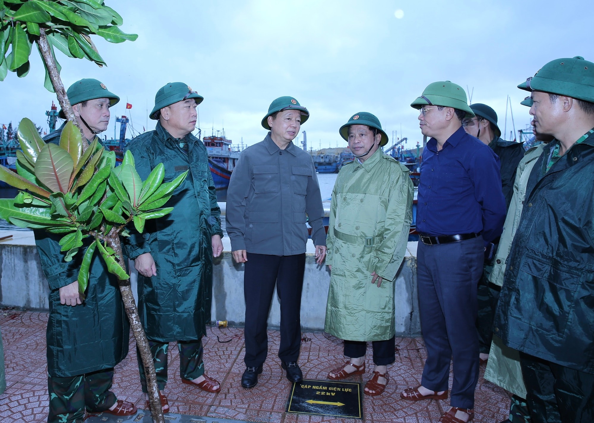CẬP NHẬT: Phó Thủ tướng Trần Hồng Hà họp Sở Chỉ huy tiền phương triển khai ứng phó khẩn cấp cơn bão số 13- Ảnh 2.