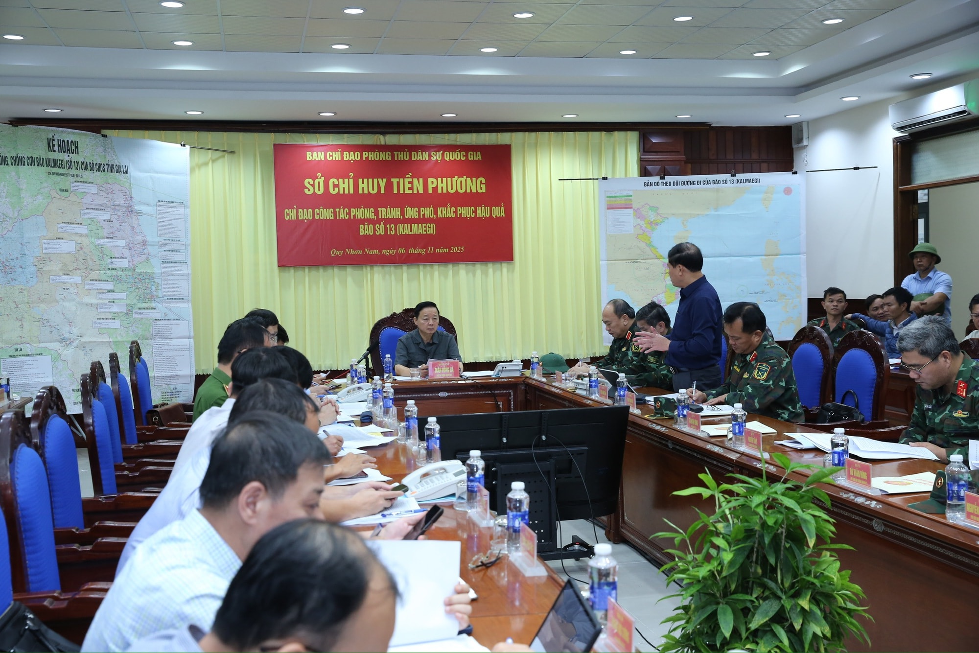 CẬP NHẬT: Phó Thủ tướng Trần Hồng Hà họp Sở Chỉ huy tiền phương triển khai ứng phó khẩn cấp cơn bão số 13- Ảnh 1.