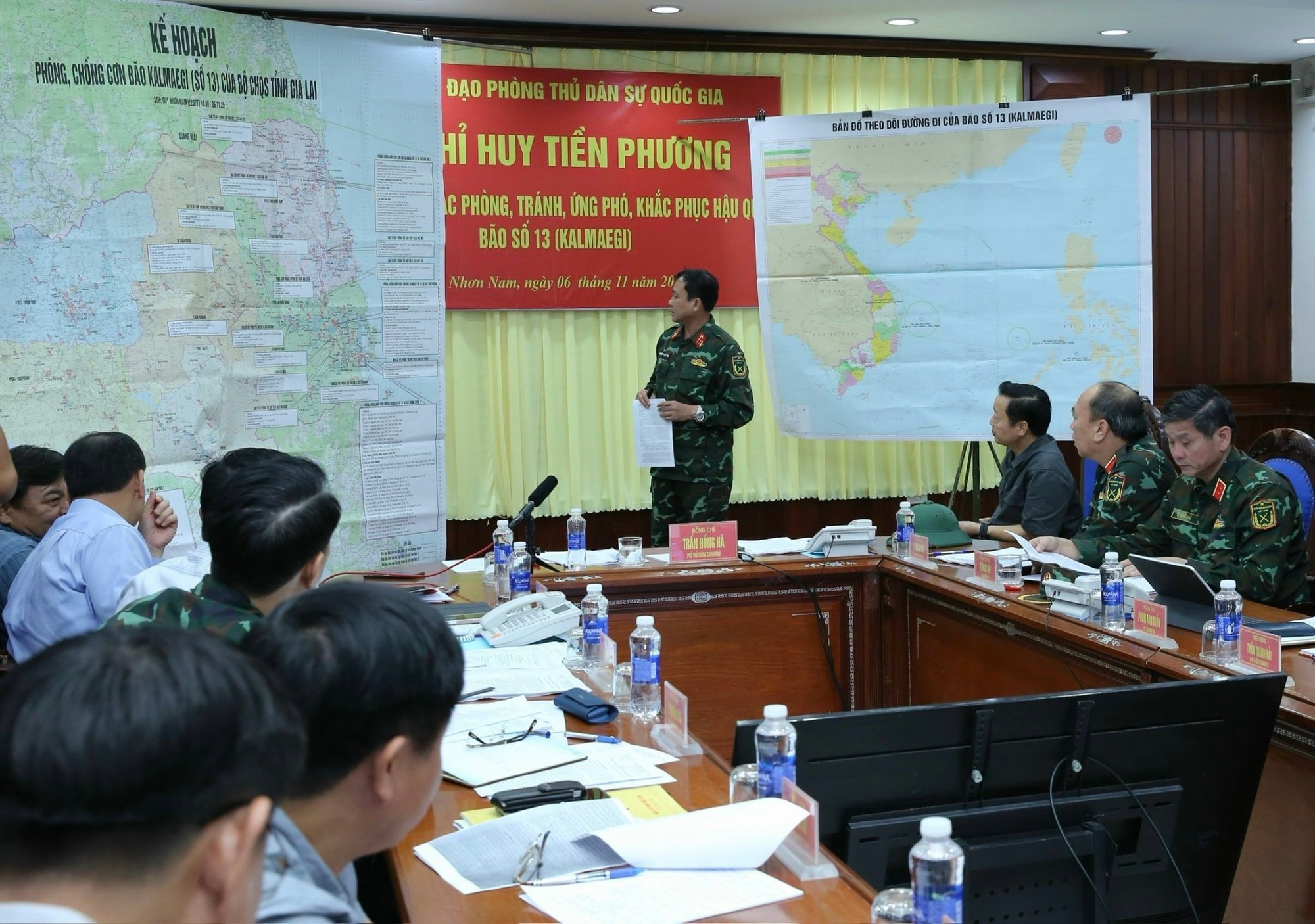 CẬP NHẬT: Phó Thủ tướng Trần Hồng Hà họp Sở Chỉ huy tiền phương triển khai ứng phó khẩn cấp cơn bão số 13- Ảnh 5.