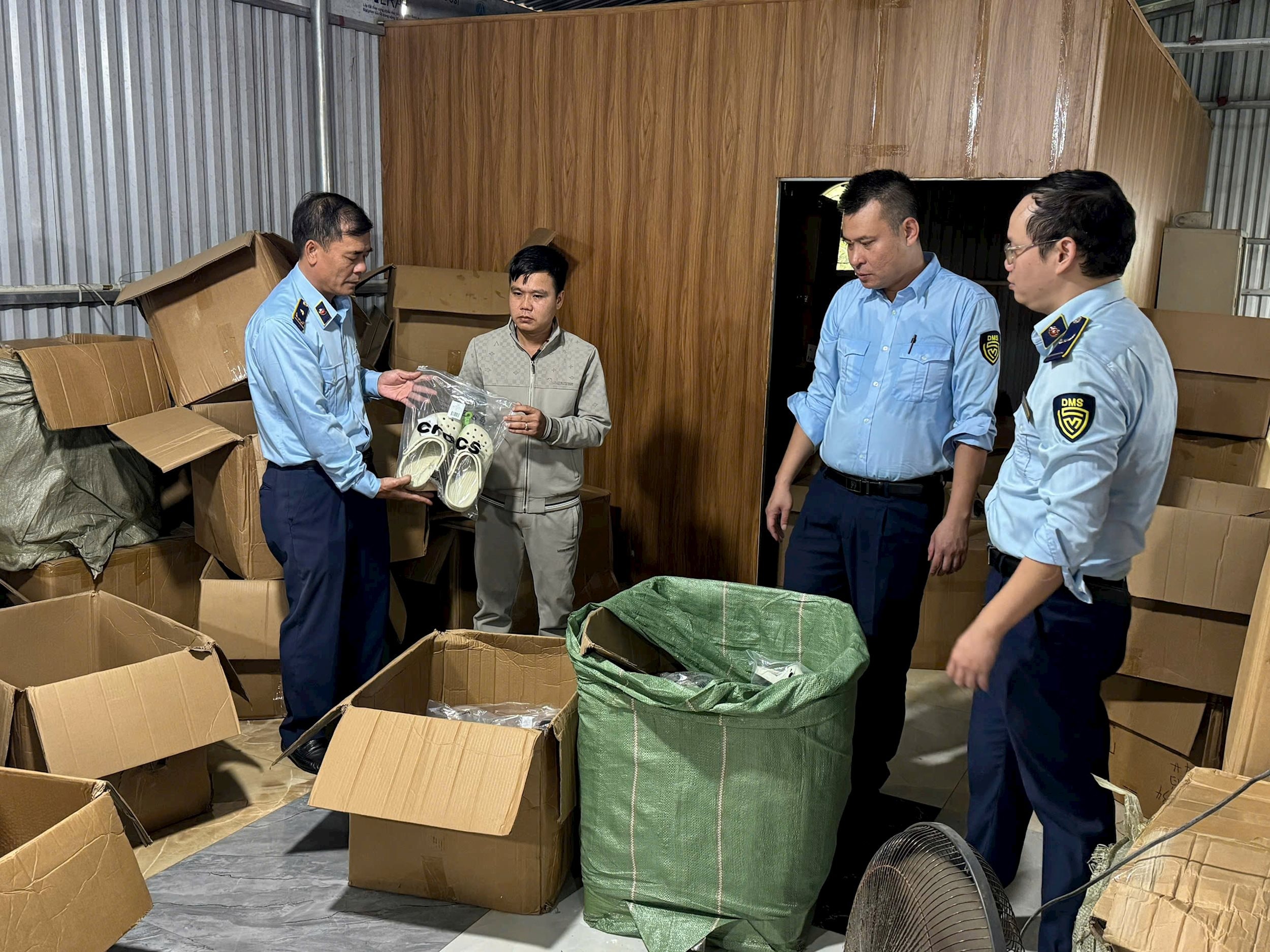 Khám kho hàng cross