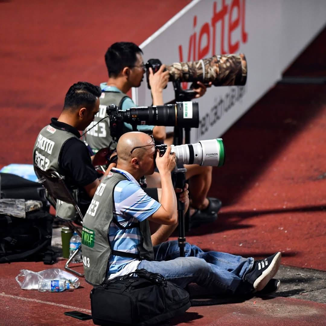 Phóng viên báo Tiền Phong tác nghiệp cùng các đồng nghiệp