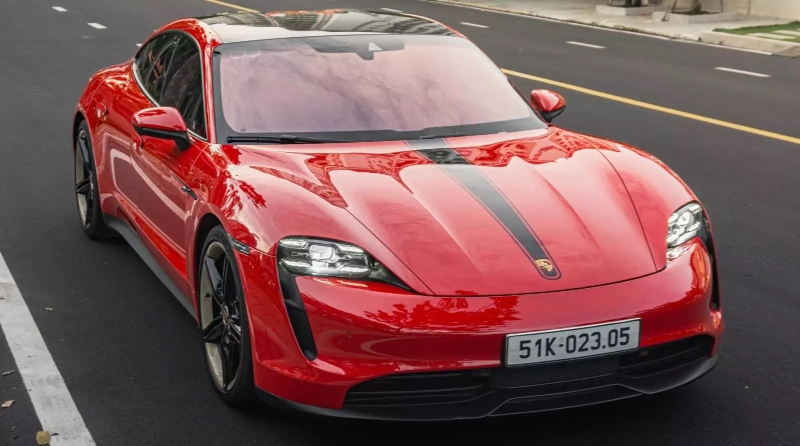 Chiếc sedan thể thao thuần điện Porsche Taycan.