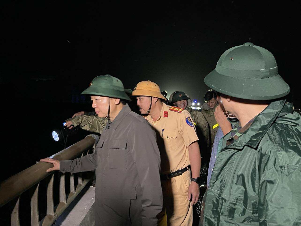 Phó Thủ tướng Trần Hồng Hà thị sát khu vực Quy Nhơn ngay trong đêm sau khi bão số 13 quét qua- Ảnh 2. Phó Thủ tướng Trần Hồng Hà thị sát khu vực Quy Nhơn ngay trong đêm sau khi bão số 13 quét qua- Ảnh 2.