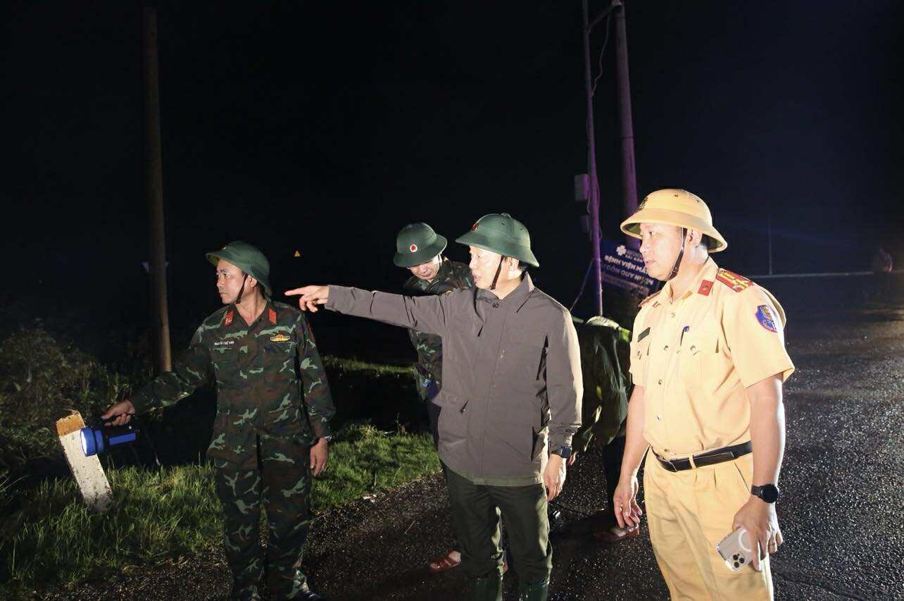 Phó Thủ tướng Trần Hồng Hà thị sát khu vực Quy Nhơn ngay trong đêm sau khi bão số 13 quét qua- Ảnh 3. Phó Thủ tướng Trần Hồng Hà thị sát khu vực Quy Nhơn ngay trong đêm sau khi bão số 13 quét qua- Ảnh 3.