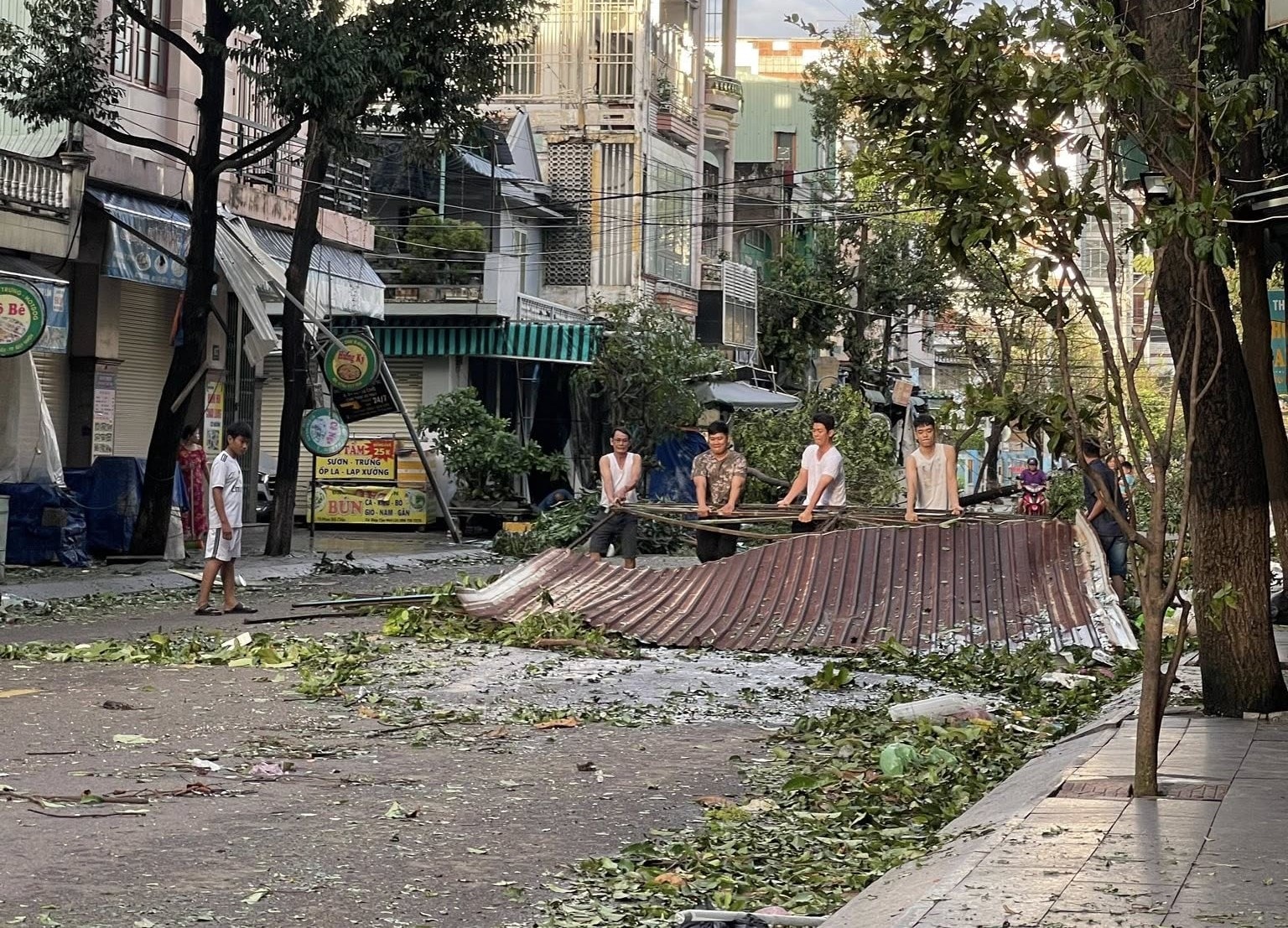 Khẩn trương khắc phục hậu quả bão số 13, nhanh chóng ổn định đời sống Nhân dân sau thiên tai- Ảnh 1. Khẩn trương khắc phục hậu quả bão số 13, nhanh chóng ổn định đời sống Nhân dân sau thiên tai- Ảnh 1.