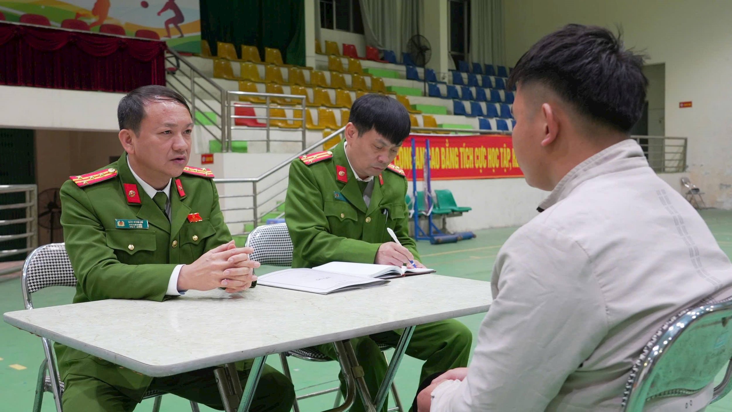 Đại tá Sầm Minh Hồ- Phó Giám đốc- Thủ trưởng cơ quan Cảnh sát điều tra Công an tỉnh trực tiếp lấy lời khai các đối tượng