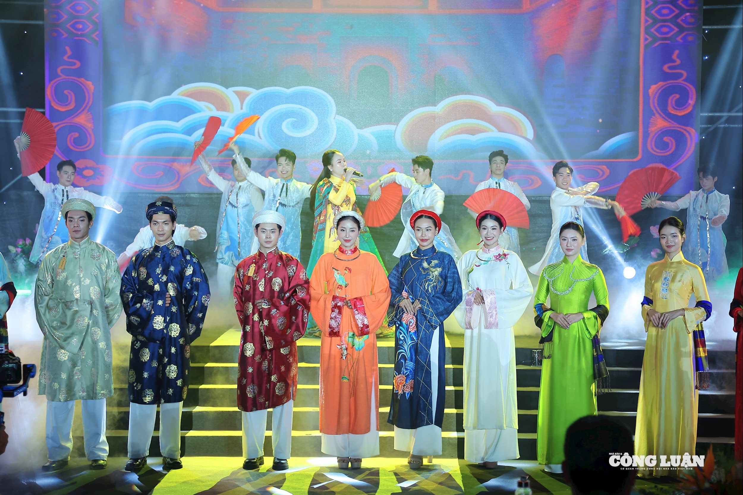 Màn trình diễn áo dài đặc sắc tại đêm khai mạc Lễ hội Áo dài Du lịch Hà Nội 2025. 
