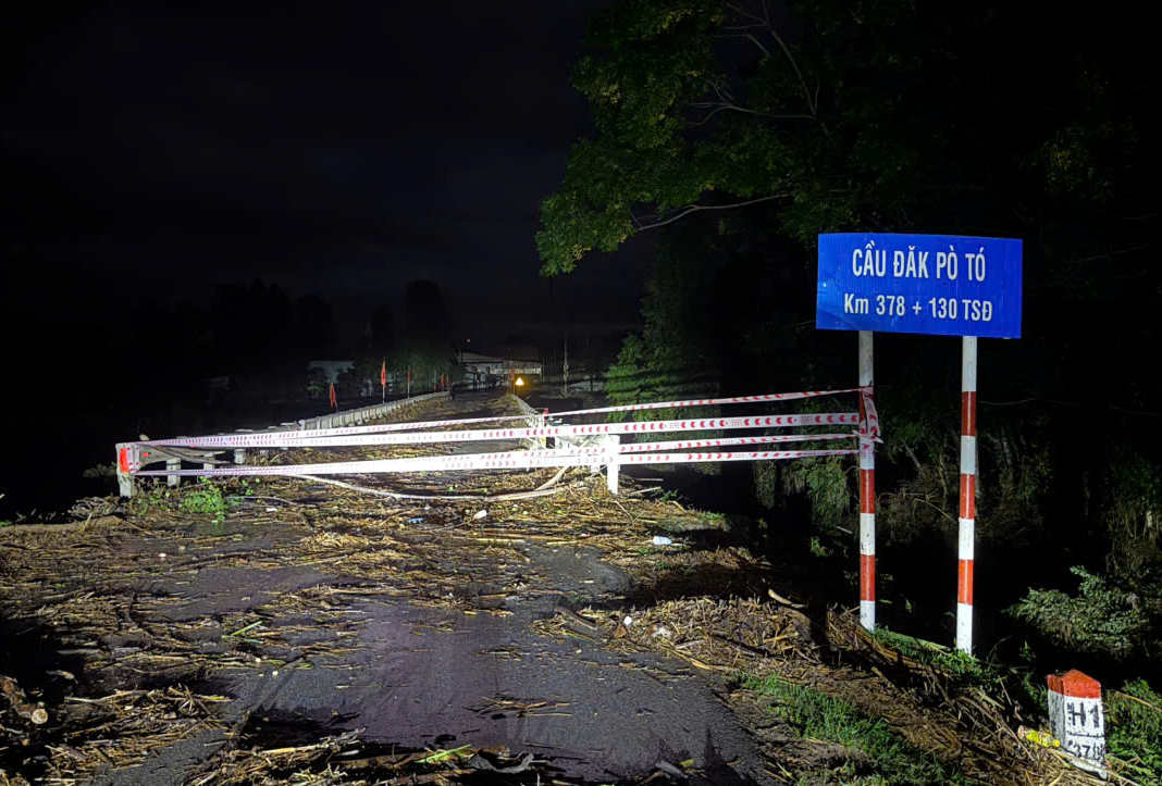 Nước lũ dâng cao đã cuốn trôi toàn bộ phần đường đầu cầu sát mố M1 cầu Đắk Pờ Tó Km378+130 trên tuyến Trường Sơn Đông. Ảnh: TL.