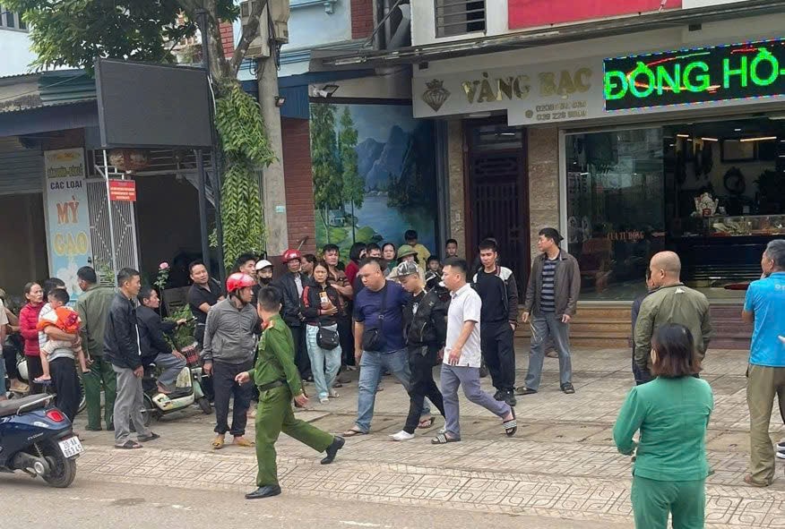 cướp tiệm vàng.jpg