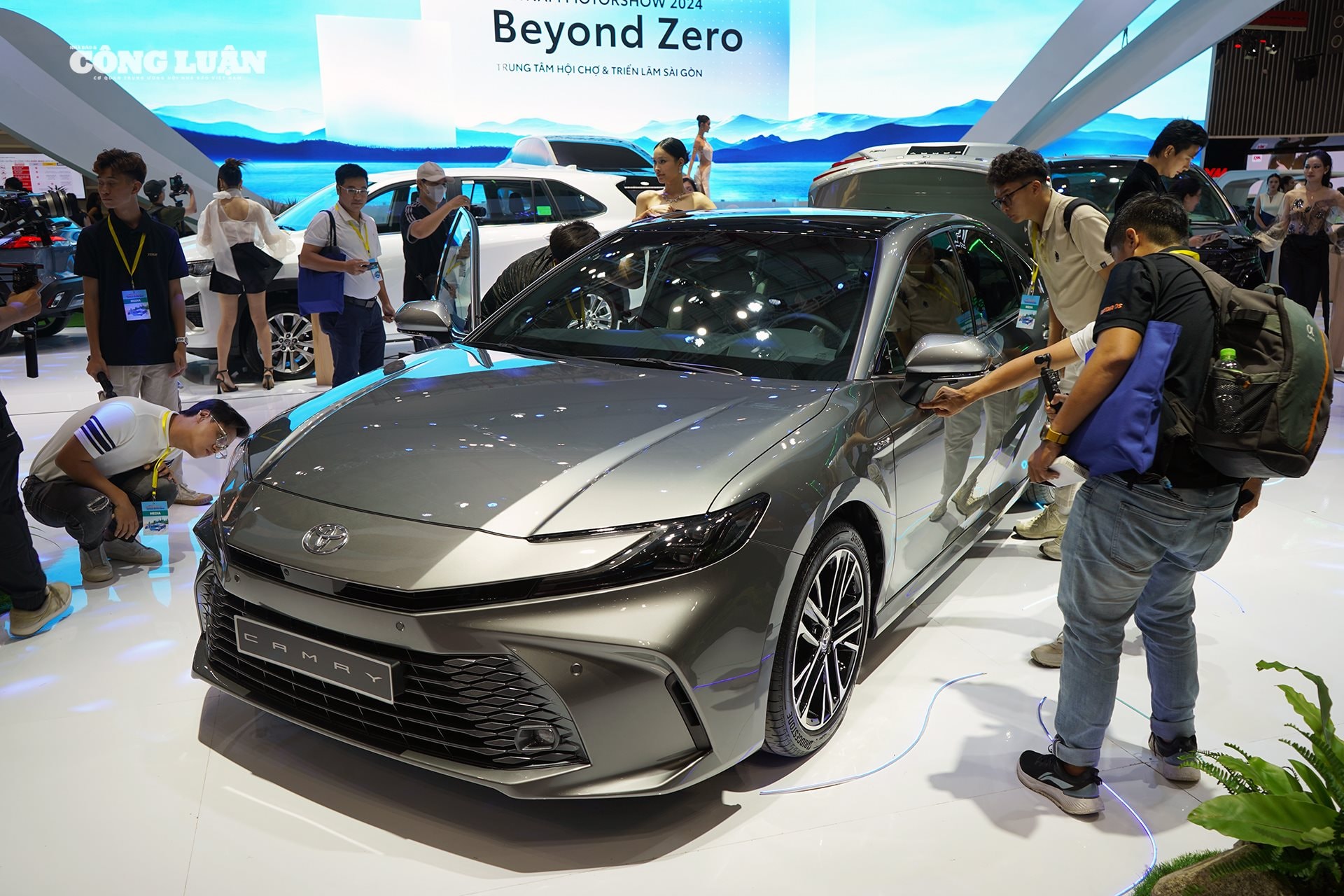 Toyota Camry vẫn đang được người tiêu dùng Việt Nam ưa chuộng dù phân khúc sedan cỡ D đang có dấu hiệu thoái trào.