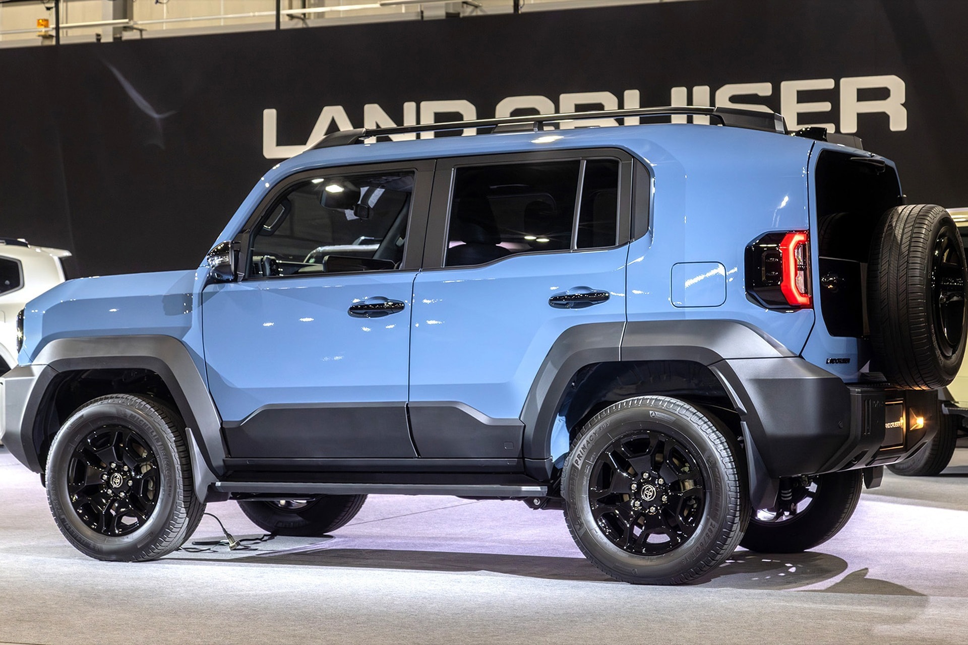 Toyota Land Cruiser FJ 2026 sở hữu ngoại hình cơ bắp đậm chất off-road - Ảnh: Autodaily