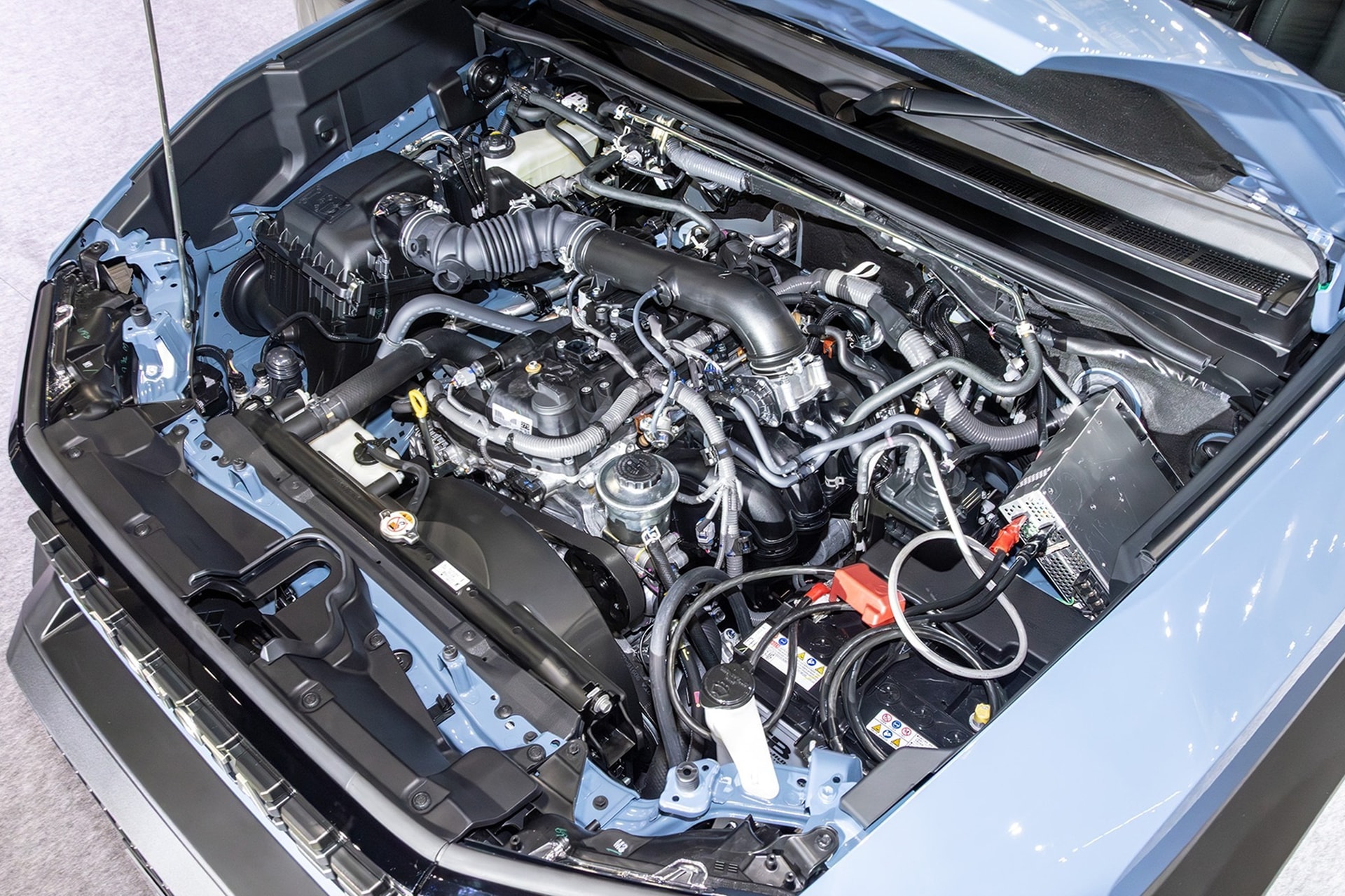 Khoang động cơ của Toyota Land Cruiser FJ 2026 - Ảnh: Autodaily