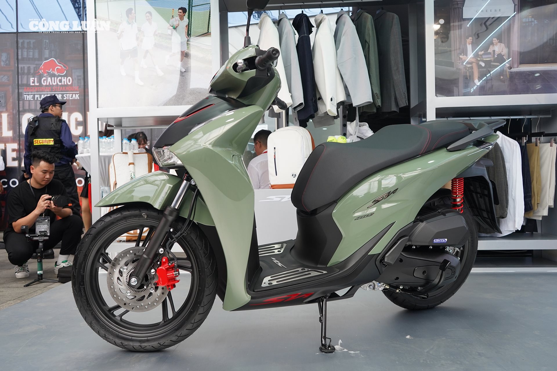 Ngoại hình Honda SH 2026 được tinh chỉnh theo hướng tối giản hơn trước.