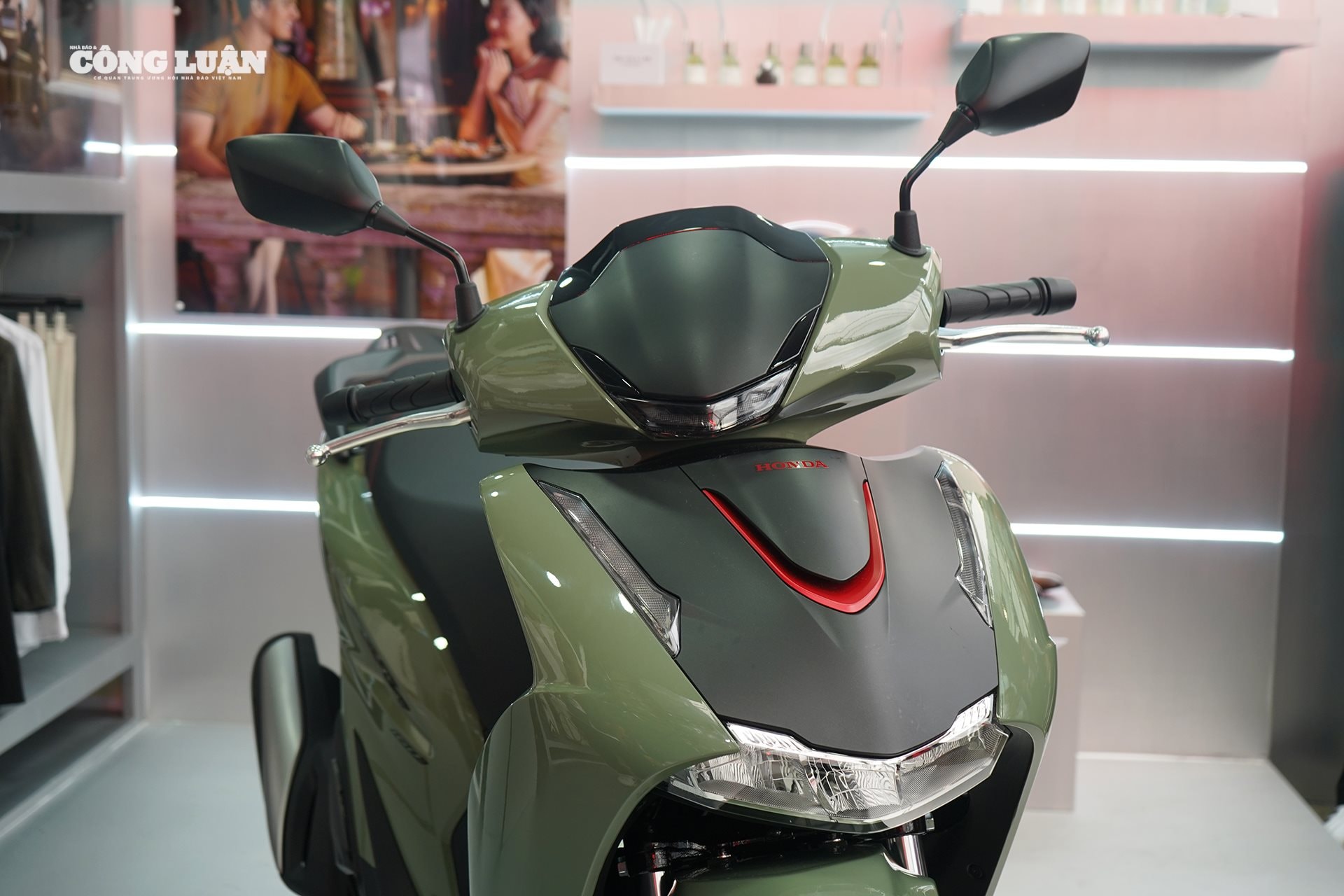 Phần đầu xe được thiết kế lại bắt mắt và cao cấp hơn.