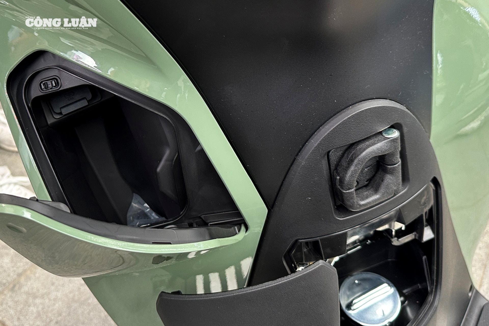 Hộc chứa đồ nhỏ phía trước tích hợp cổng sạc USB-C.