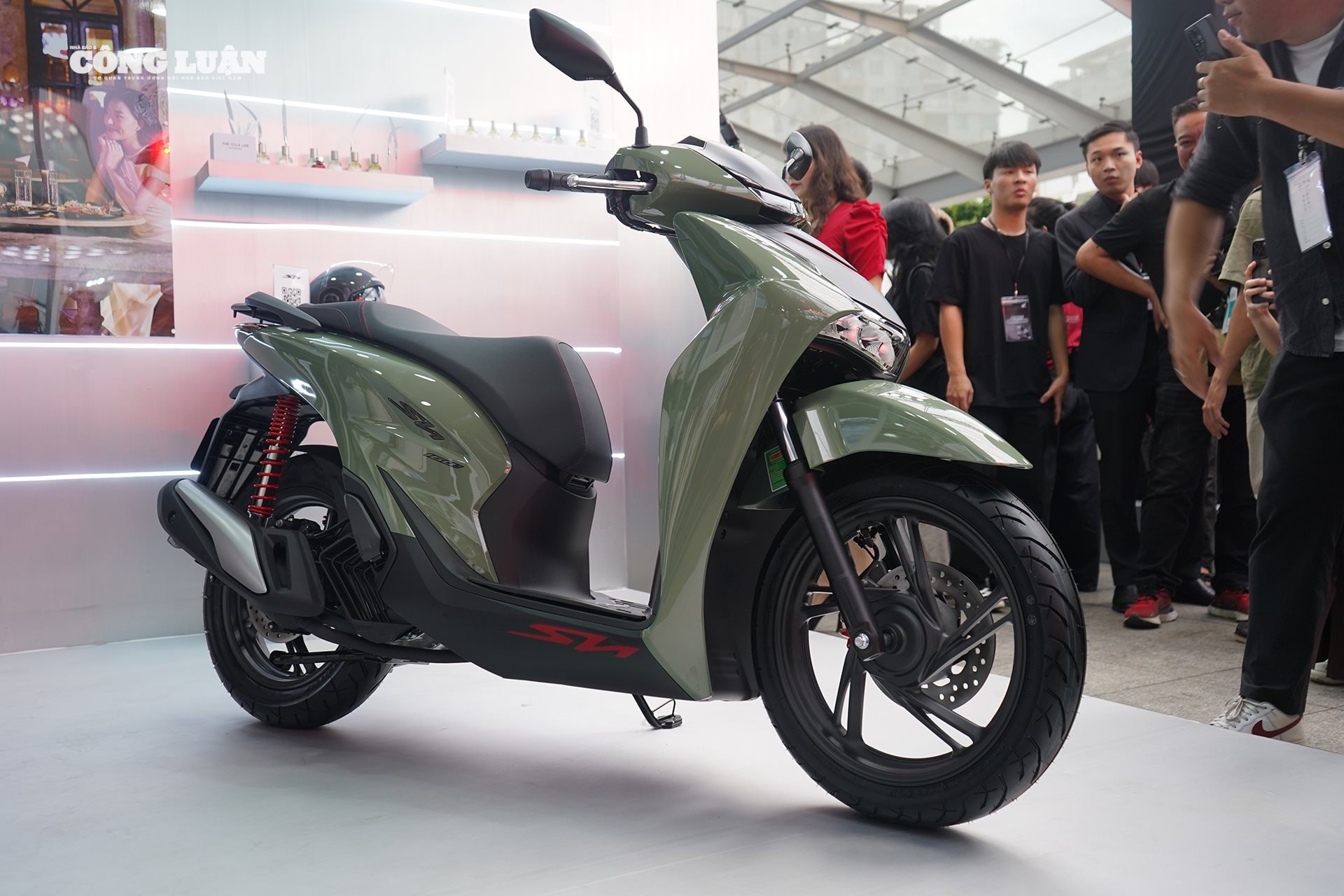 Phiên bản Honda SH160i Thể thao phối màu xanh đen đỏ mới.