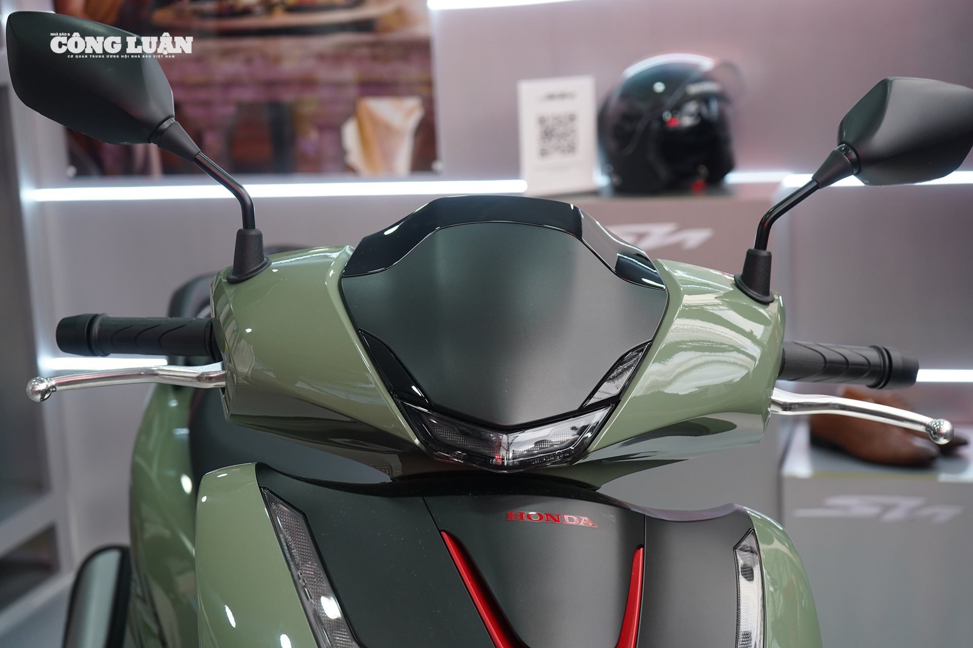 Đèn pha dùng công nghệ LED toàn phần, đèn báo rẽ tách rời và nhỏ.