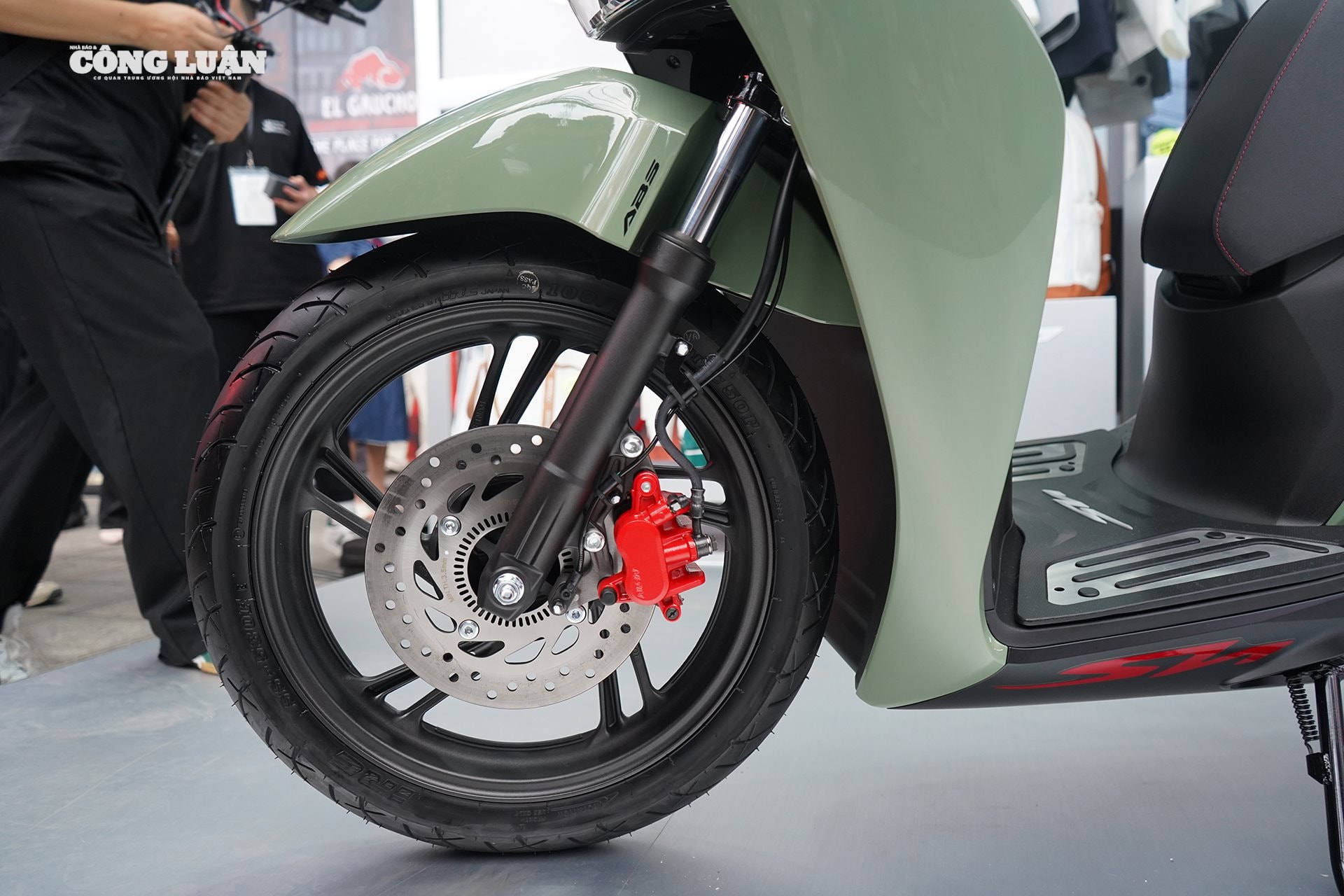 Trừ bản tiêu chuẩn, tất cả phiên bản còn lại đều trang bị phanh ABS.