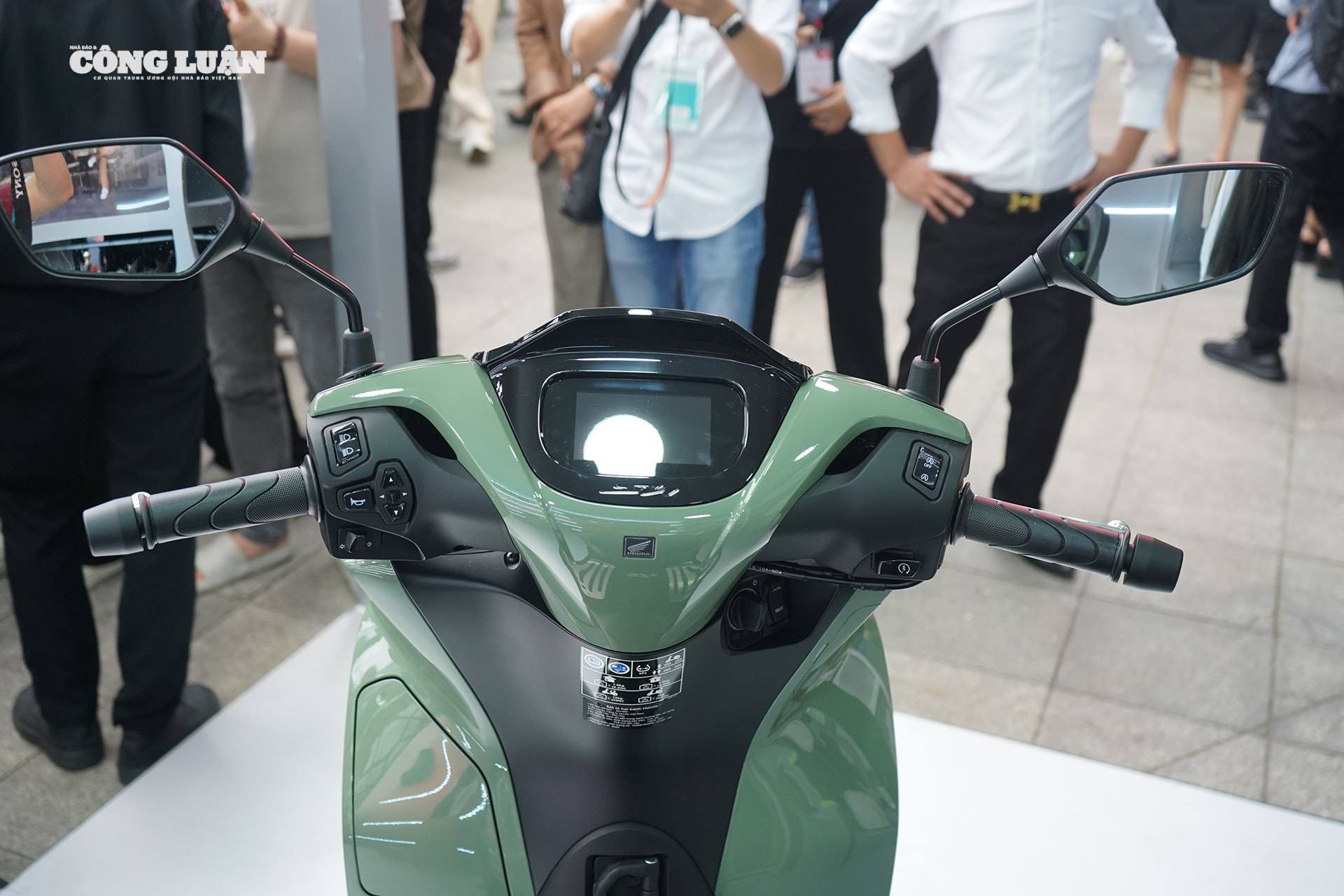 Màn hình TFT 4,2 inch thay thế cho đồng hồ LCD trước đây.