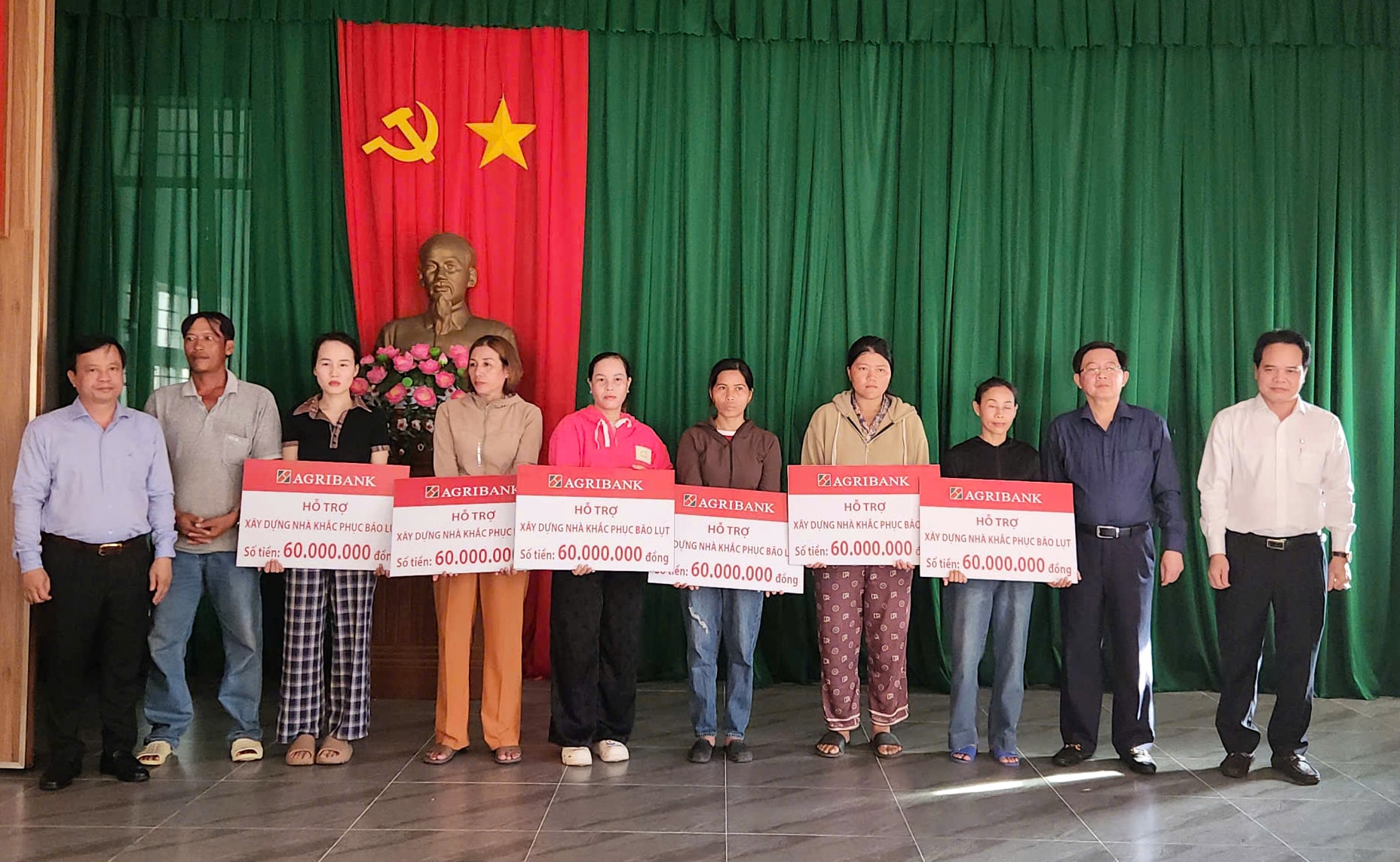 Phó Thủ tướng Hồ Quốc Dũng thăm, tặng quà người dân Gia Lai bị ảnh hưởng do bão số 13- Ảnh 4.