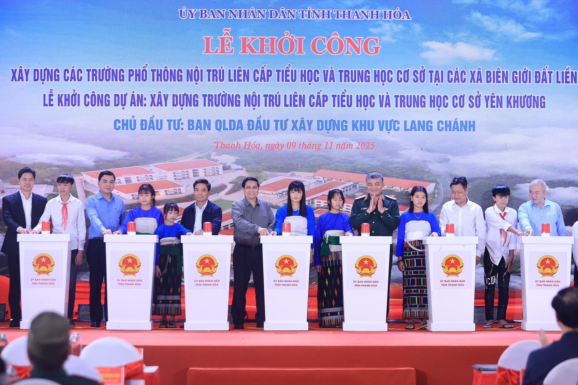 Thủ tướng: Từng ngôi trường mới nơi biên giới sẽ là nơi gieo con chữ, ươm mầm tri thức, thắp sáng ước mơ, hiện thực hóa khát vọng- Ảnh 5.