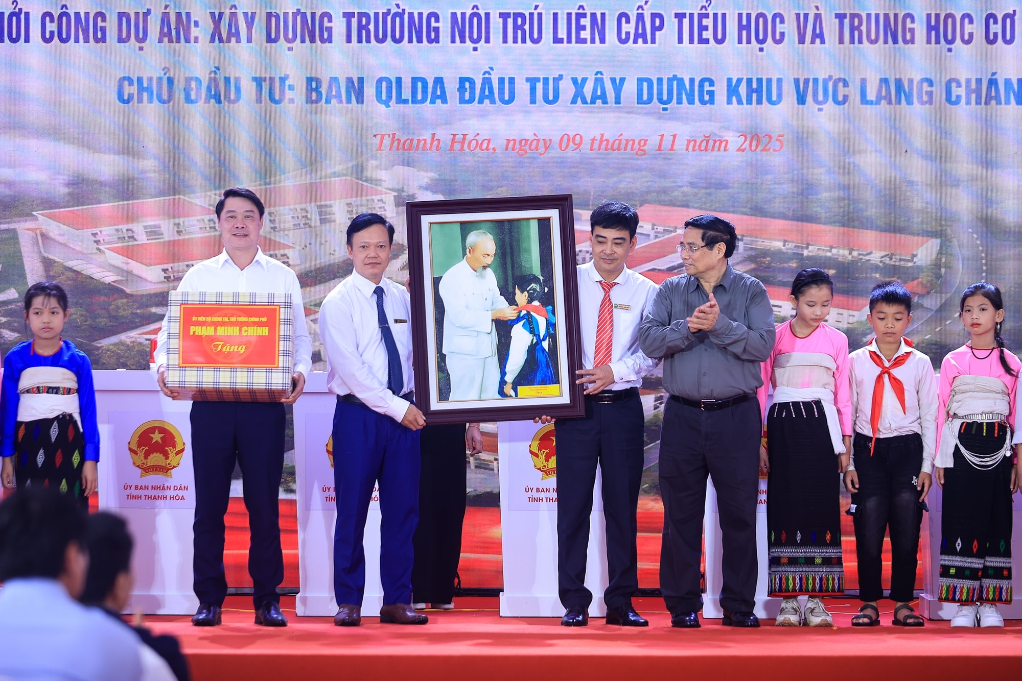 Thủ tướng: Từng ngôi trường mới nơi biên giới sẽ là nơi gieo con chữ, ươm mầm tri thức, thắp sáng ước mơ, hiện thực hóa khát vọng- Ảnh 6.