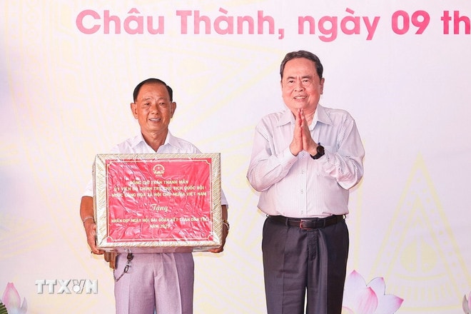 Chủ tịch Quốc hội Trần Thanh Mẫn tặng quà nhân dân khu dân cư ấp Châu Thành, xã An Ninh. (Ảnh: Doãn Tấn/TTXVN) ttxvn-0911-chu-tich-quoc-hoi-dai-doan-ket-dan-toc-can-tho-16.jpg