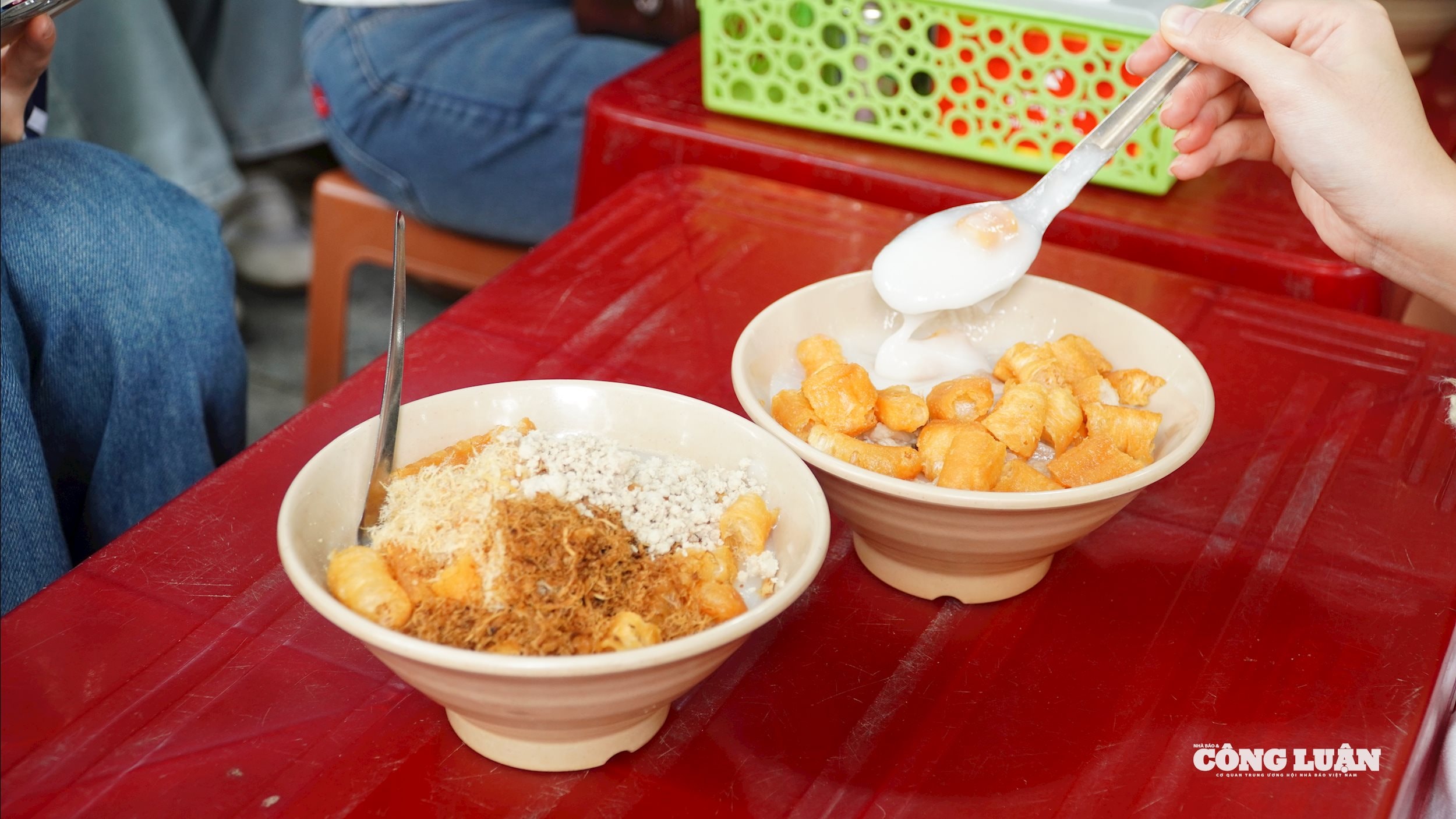 Semangkuk bubur iga panas di jalan Phung Hung