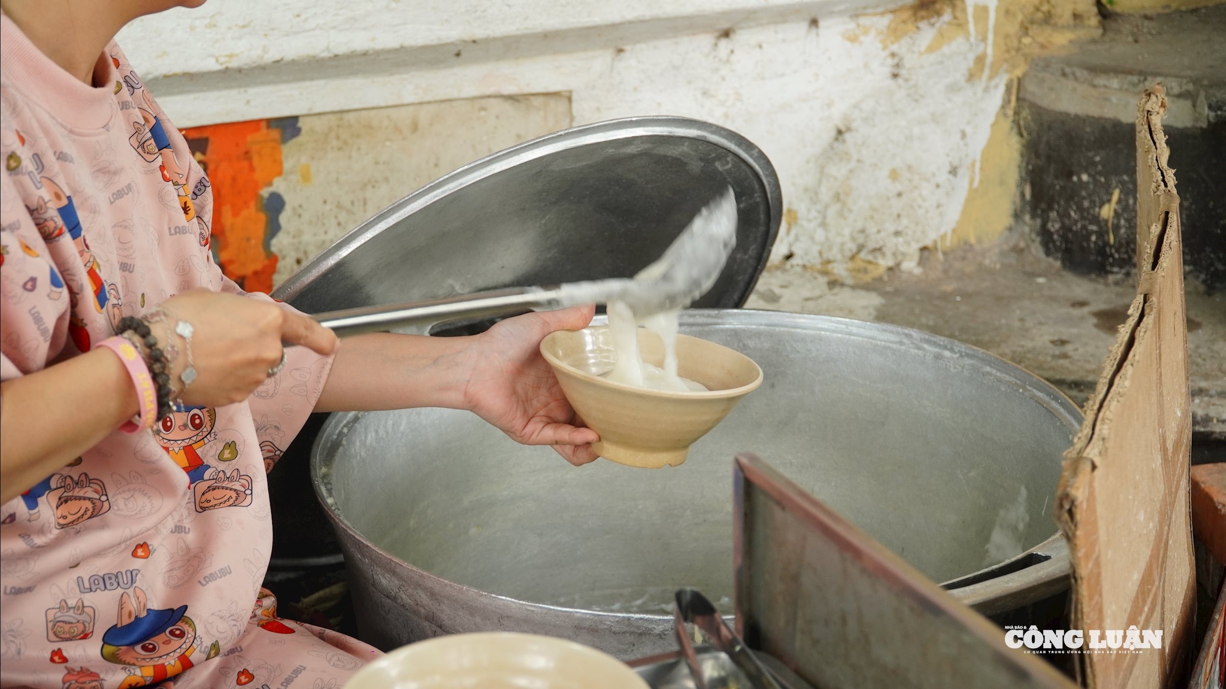 Semangkuk bubur iga panas di jalan Phung Hung (1)