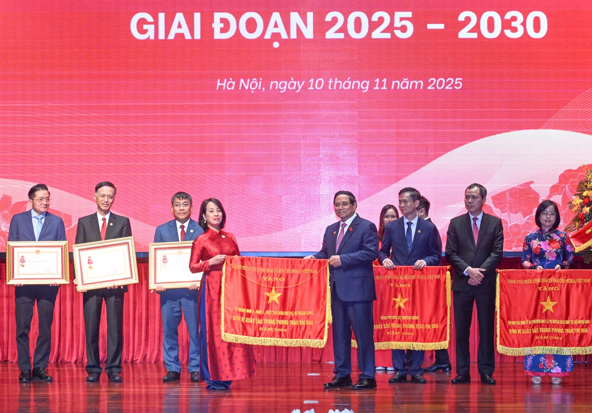 Thủ tướng: Xây dựng nền ngoại giao toàn diện, hiện đại, chuyên nghiệp, mang đậm bản sắc Việt Nam- Ảnh 4. Thủ tướng: Xây dựng nền ngoại giao toàn diện, hiện đại, chuyên nghiệp, mang đậm bản sắc Việt Nam- Ảnh 4.