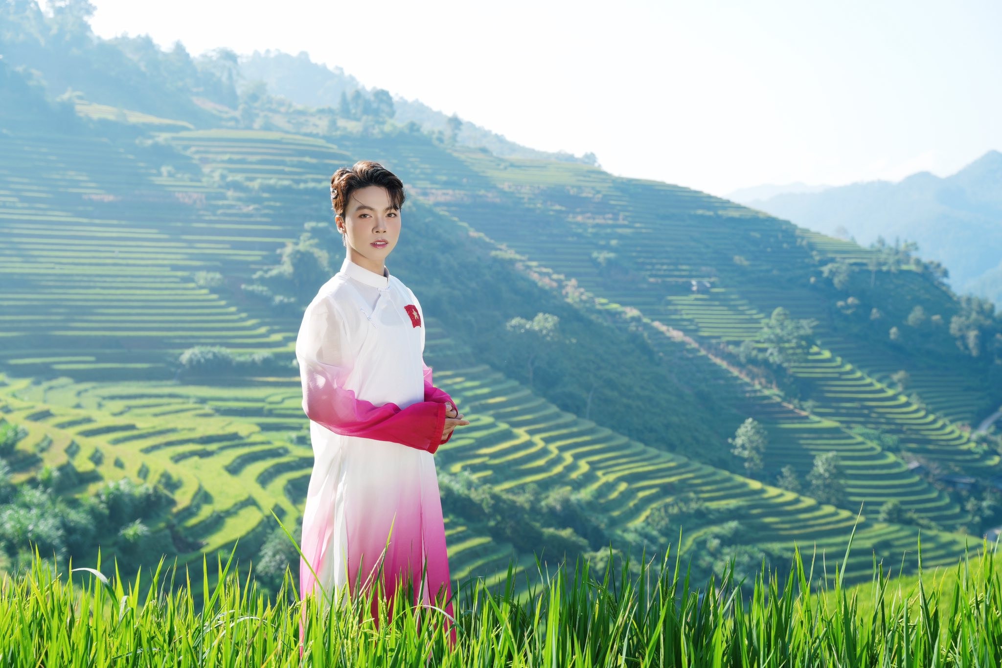 Vượng khi ở biển, khi trên núi trong MV “Yêu Tổ quốc, yêu đồng bào”. (Ảnh_ NVCC)(1)