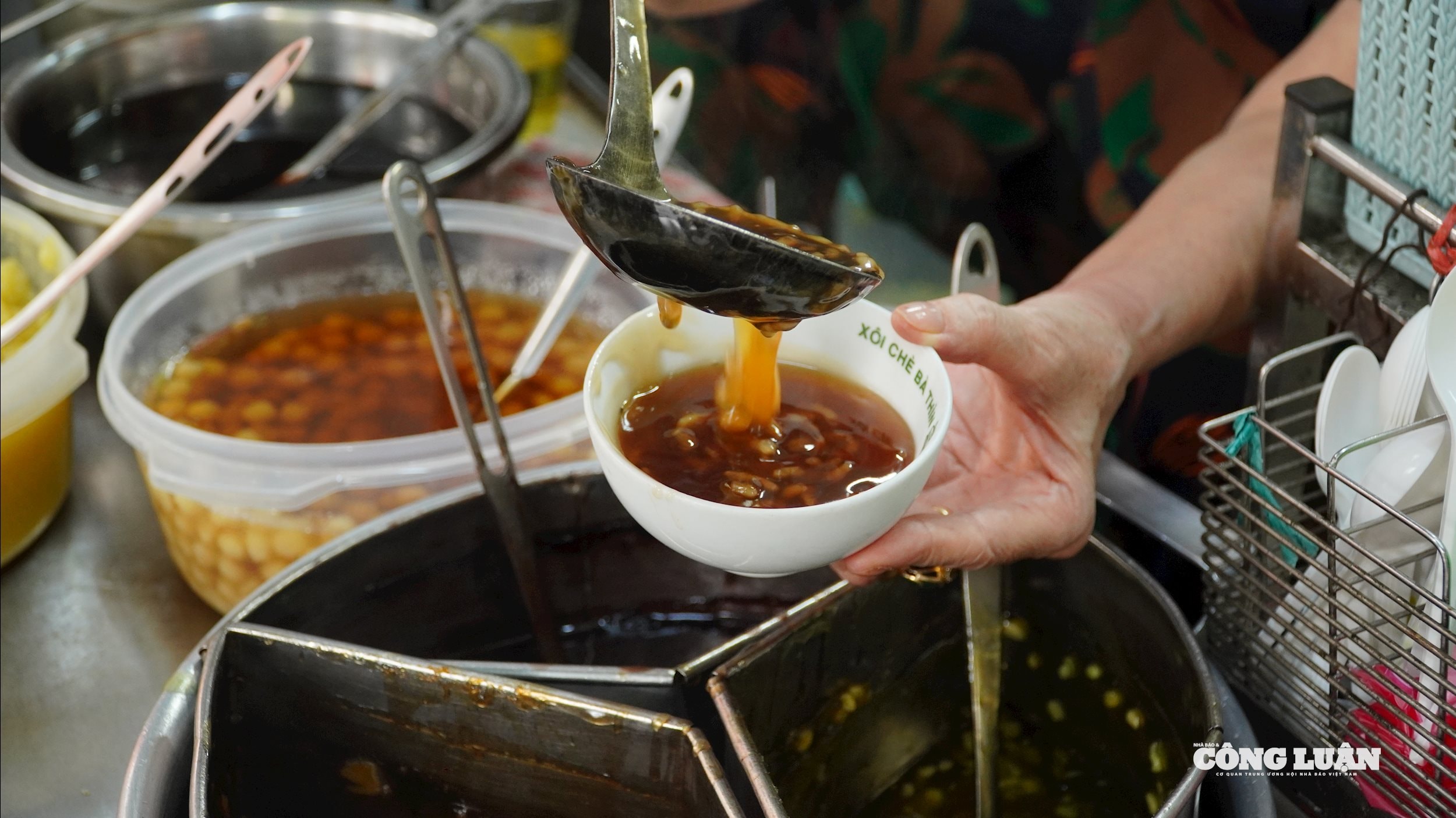 Nasi ketan dan sup manis ala Nyonya Thin merupakan salah satu 