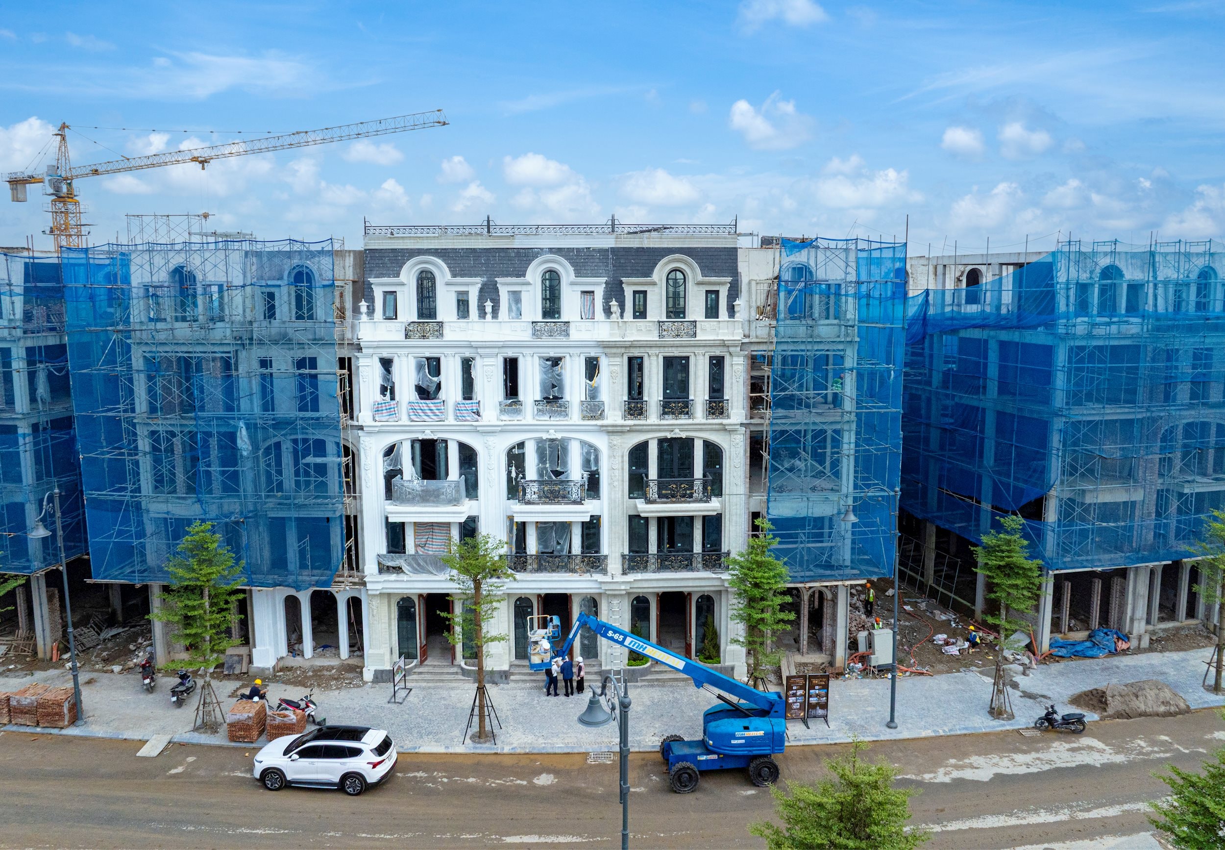 Các căn nhà phố Châu Âu được bàn giao hoàn thiện mặt ngoài với hệ vật liệu cao cấp, bền vững được tuyển chọn khắt khe, kết hợp kỹ nghệ hoàn thiện tinh xảo từ đội ngũ nghệ nhân hàng đầu, tạo nên diện mạo chuẩn mực của một khu đô hị hàng hiệu.