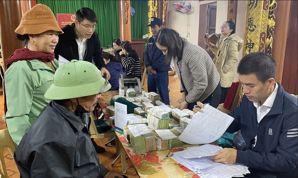 Foto 1 - pessoas recebendo reassentamento