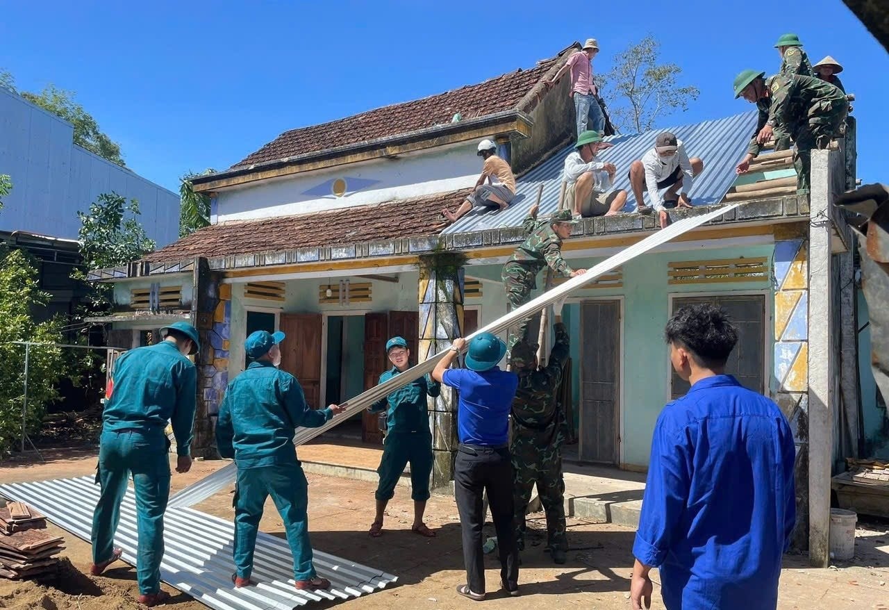 Thủ tướng yêu cầu khẩn trương đánh giá thiệt hại và khắc phục nhanh hậu quả bão, lũ tại khu vực Trung Bộ- Ảnh 1.