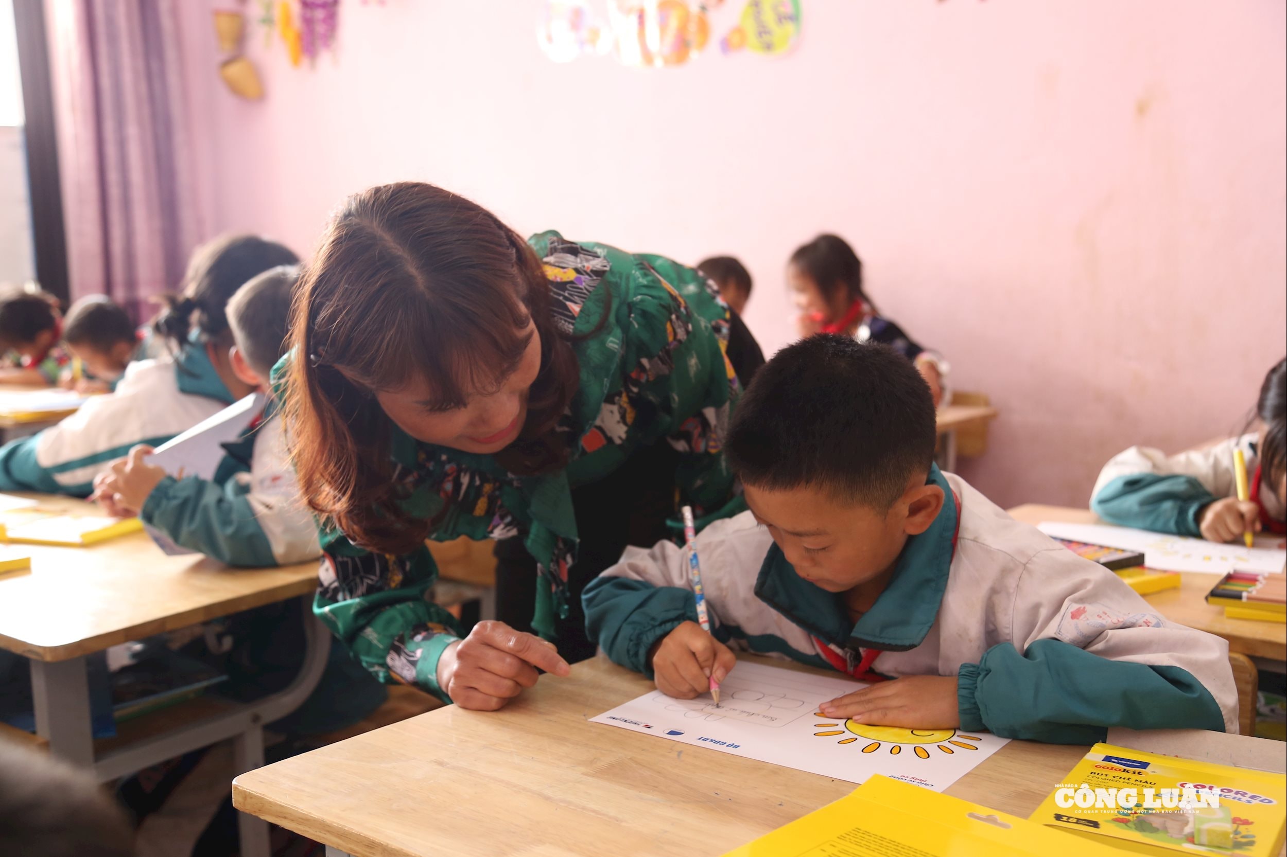 Giáo viên và học sinh giỏi phải tự tìm tòi, mở rộng kiến thức và cập nhật với thế giới, nên một bộ sách riêng là không thực tế, đóng khung tư duy, gây lãng phí, theo nhiều chuyên gia giáo dục.