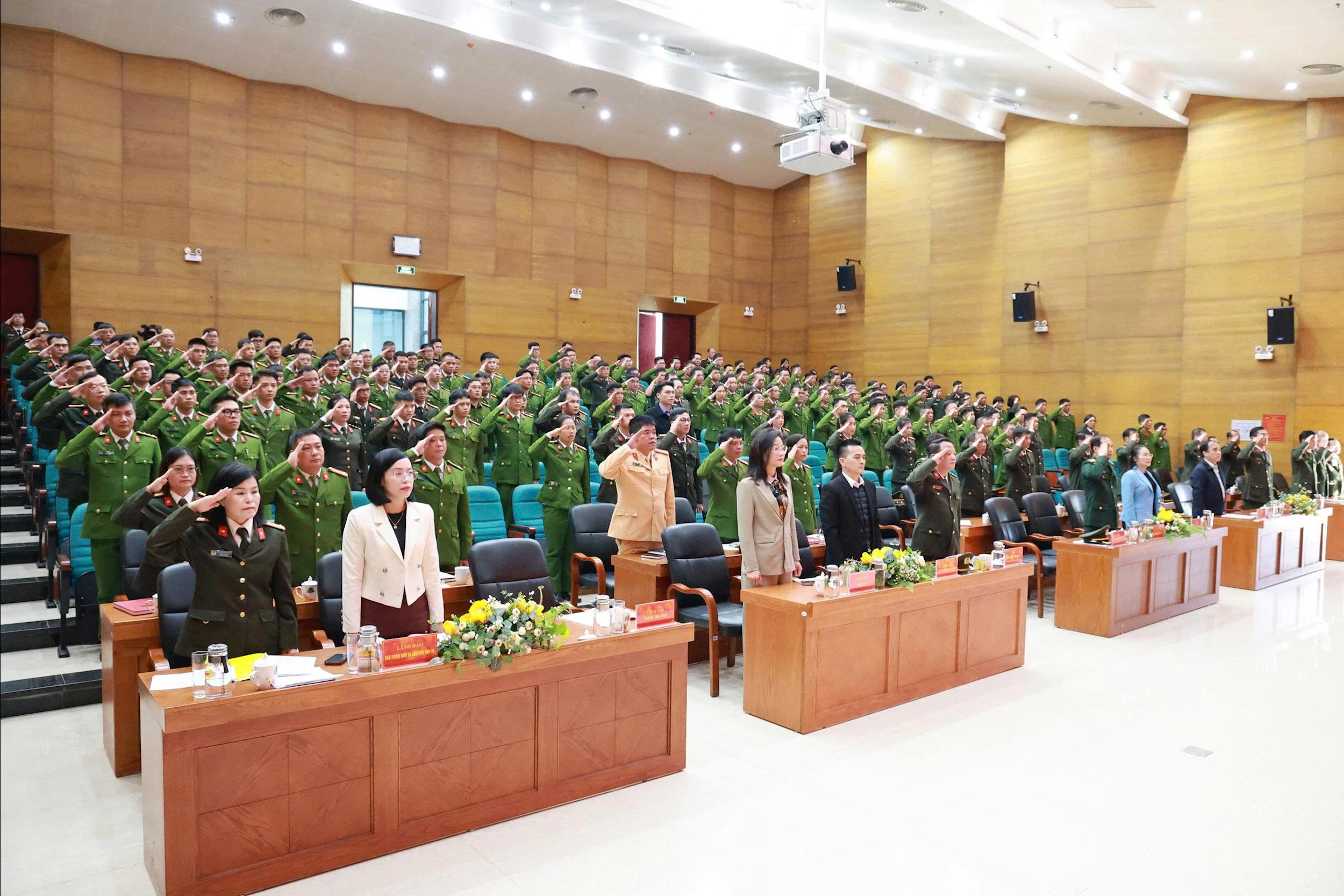 Các đại biểu tham dự Hội nghị phát động phong trào thi đua