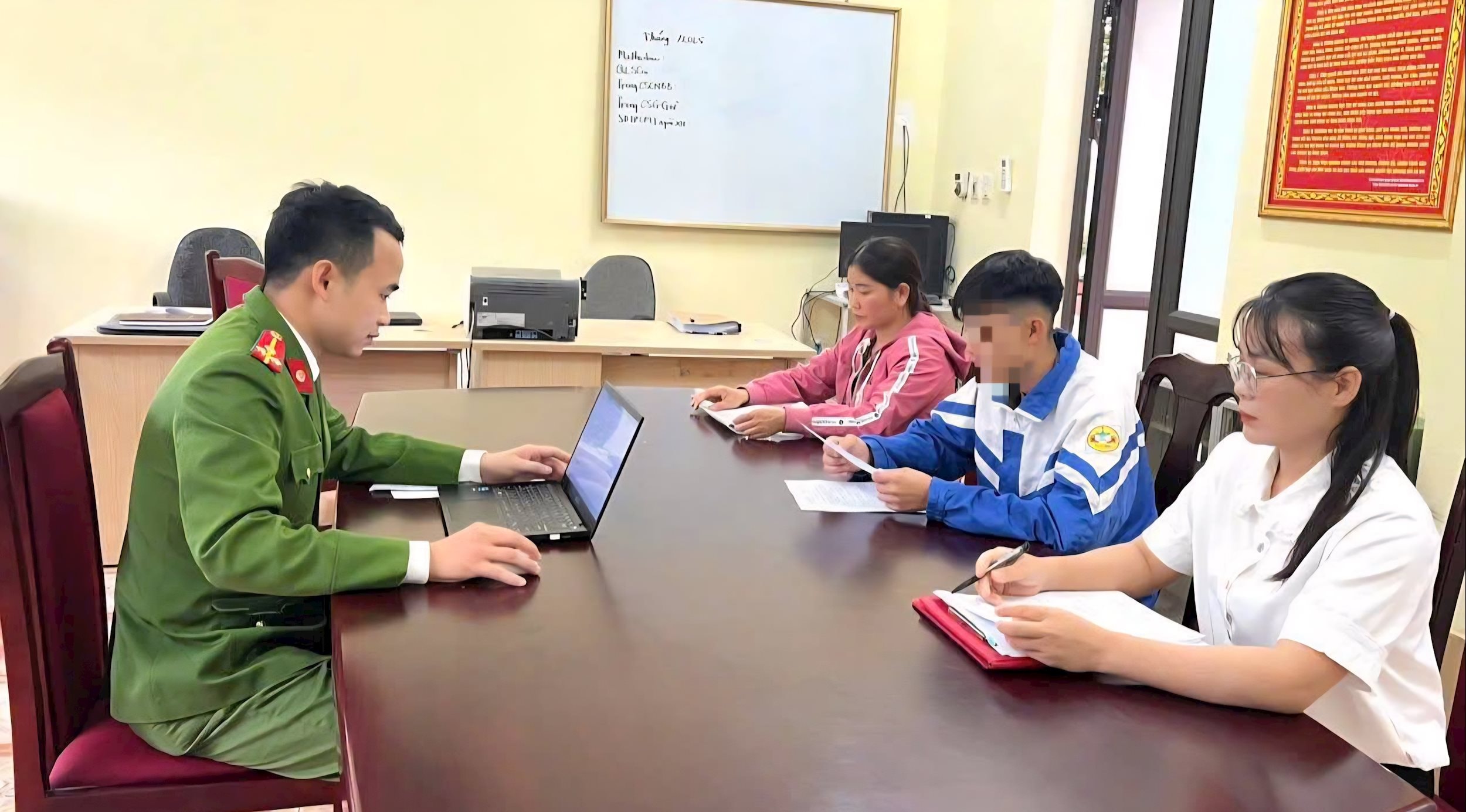 2. Quá trình tống đạt quyết định được thực hiện dưới sự chứng kiến của mẹ bị can - người đại diện hợp pháp