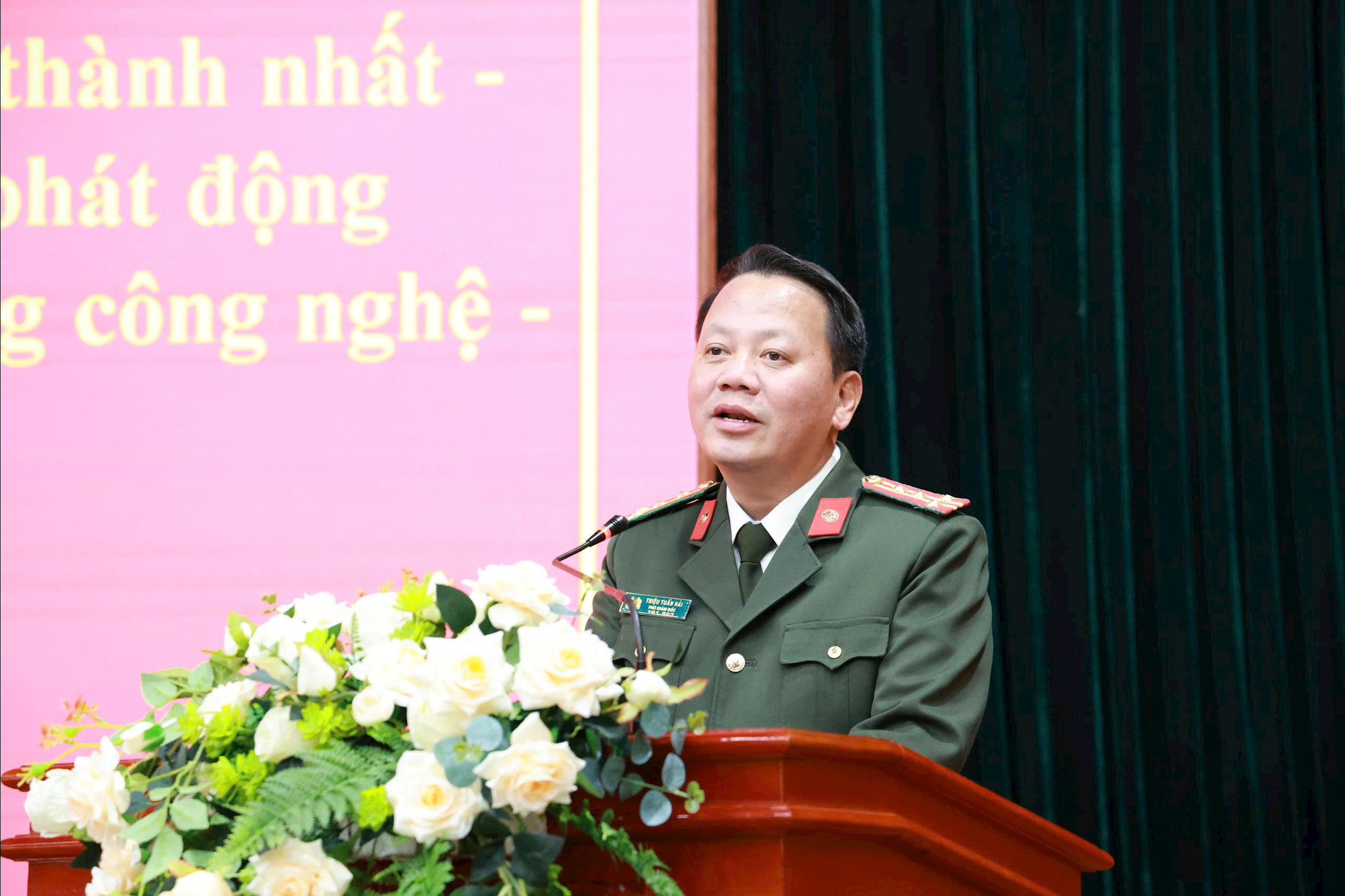 Đồng chí Đại tá Triệu Tuấn Hải, Phó Bí thư Đảng uỷ, Phó Giám đốc Công an tỉnh phát động phong trào thi đua