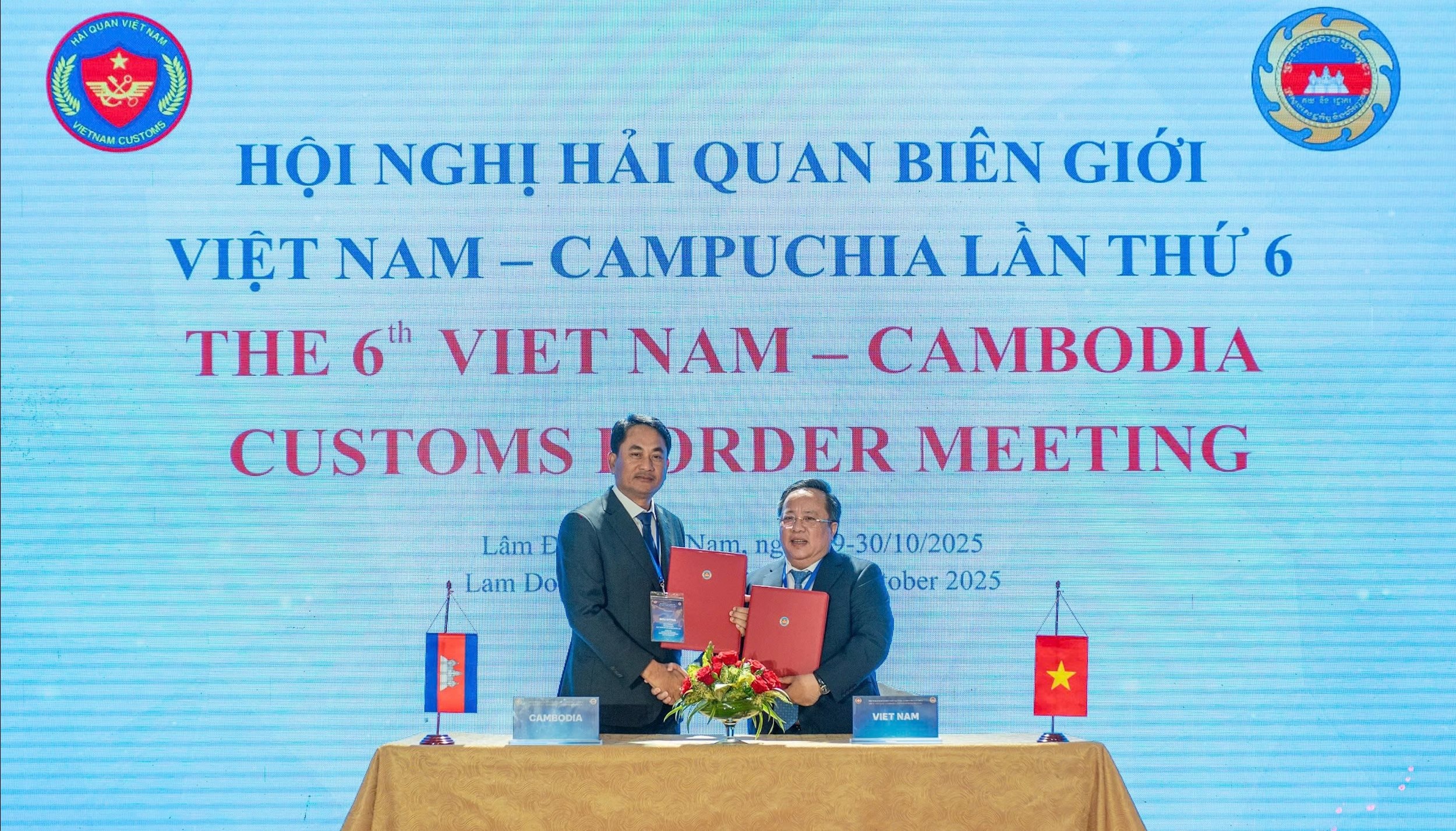 Ông Vũ Quang Toàn – Chi cục trưởng Chi cục Điều tra chống buôn lậu và ông NOU SYTHA Chi cục trưởng Chi cục trưởng, Cục trấn áp và chống buôn lậu ký kết